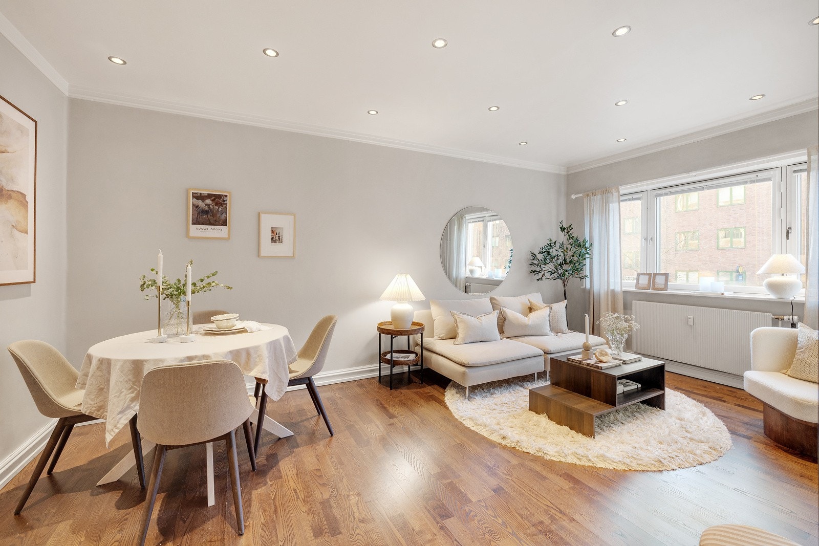 God plass til ønsket møblement som sofa med tilhørende bord Galleribilde