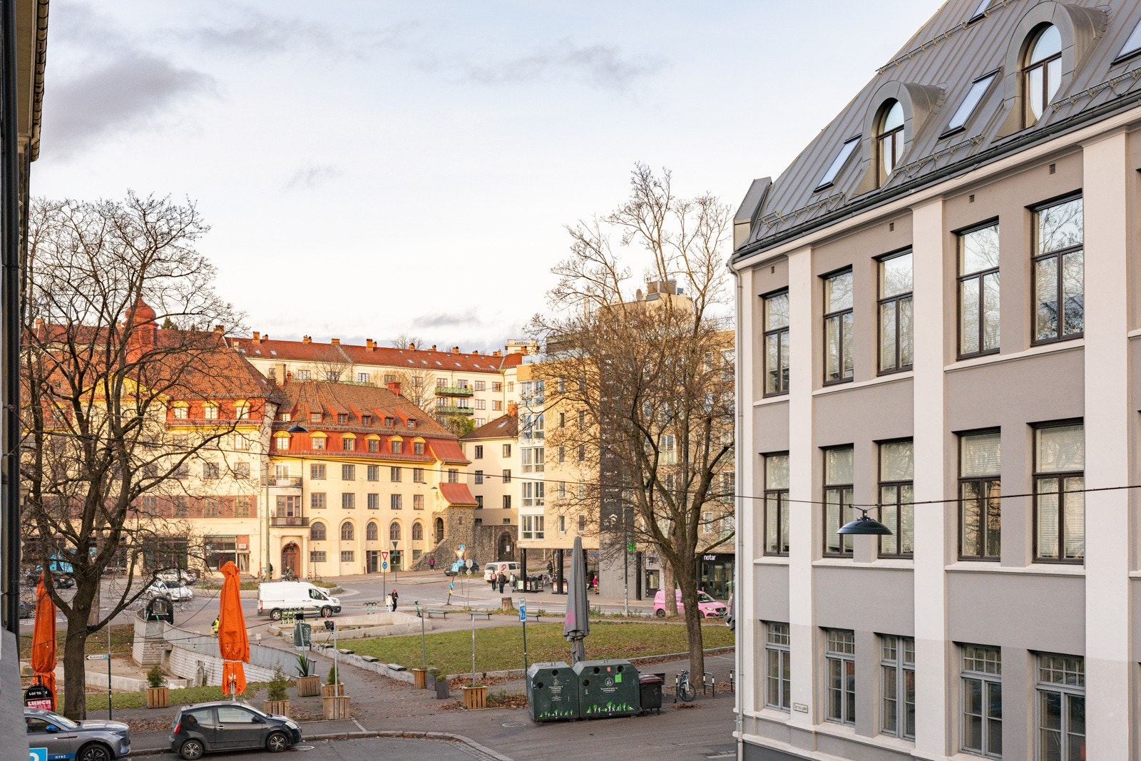 Hyggelig utsyn mot parken oå Alexander Kiellands plass som har populær uteservering på sommerstid. Galleribilde