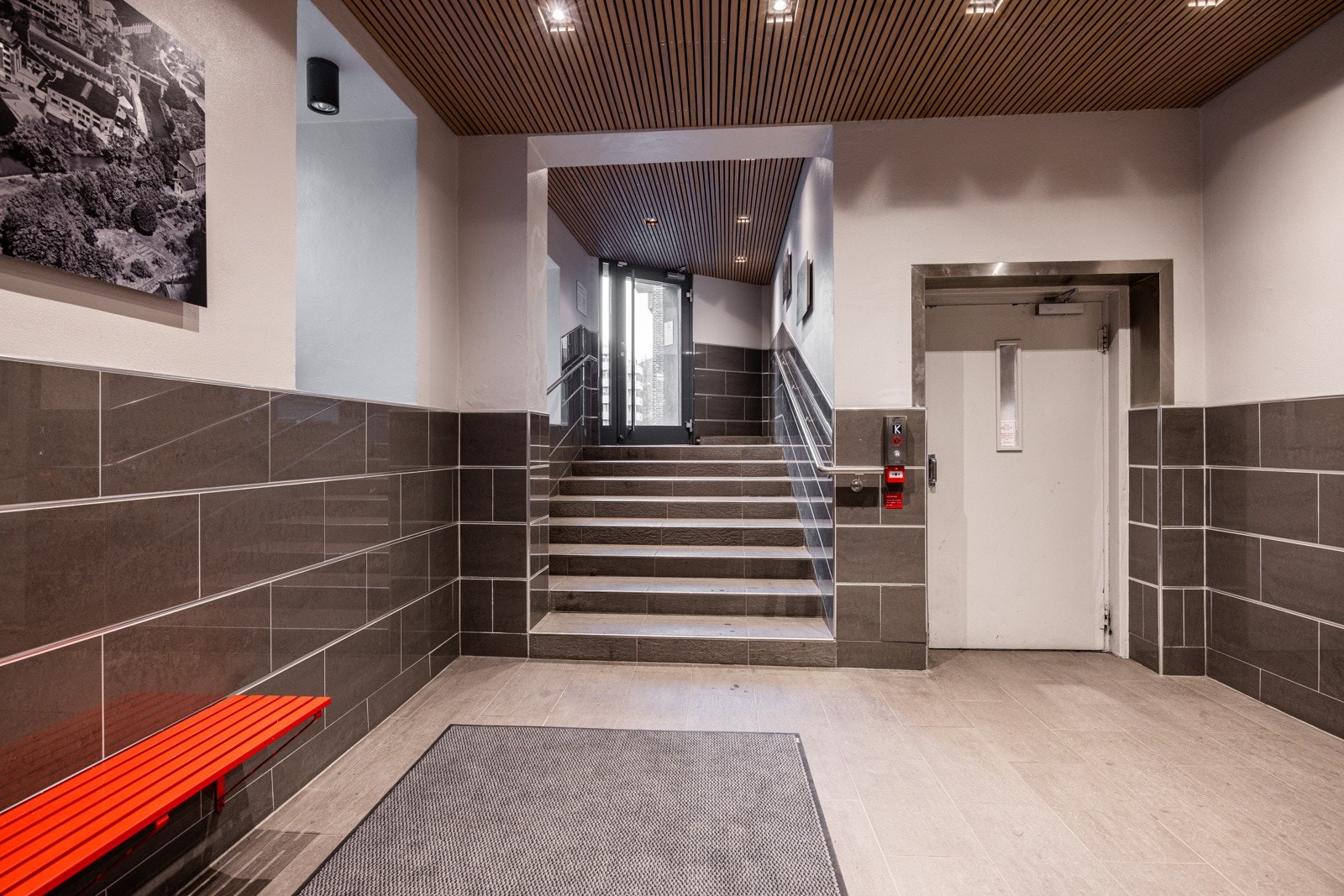 Du tar deg opp til leiligheten i byggets 3. etasje via felles trapperom med heis. Galleribilde