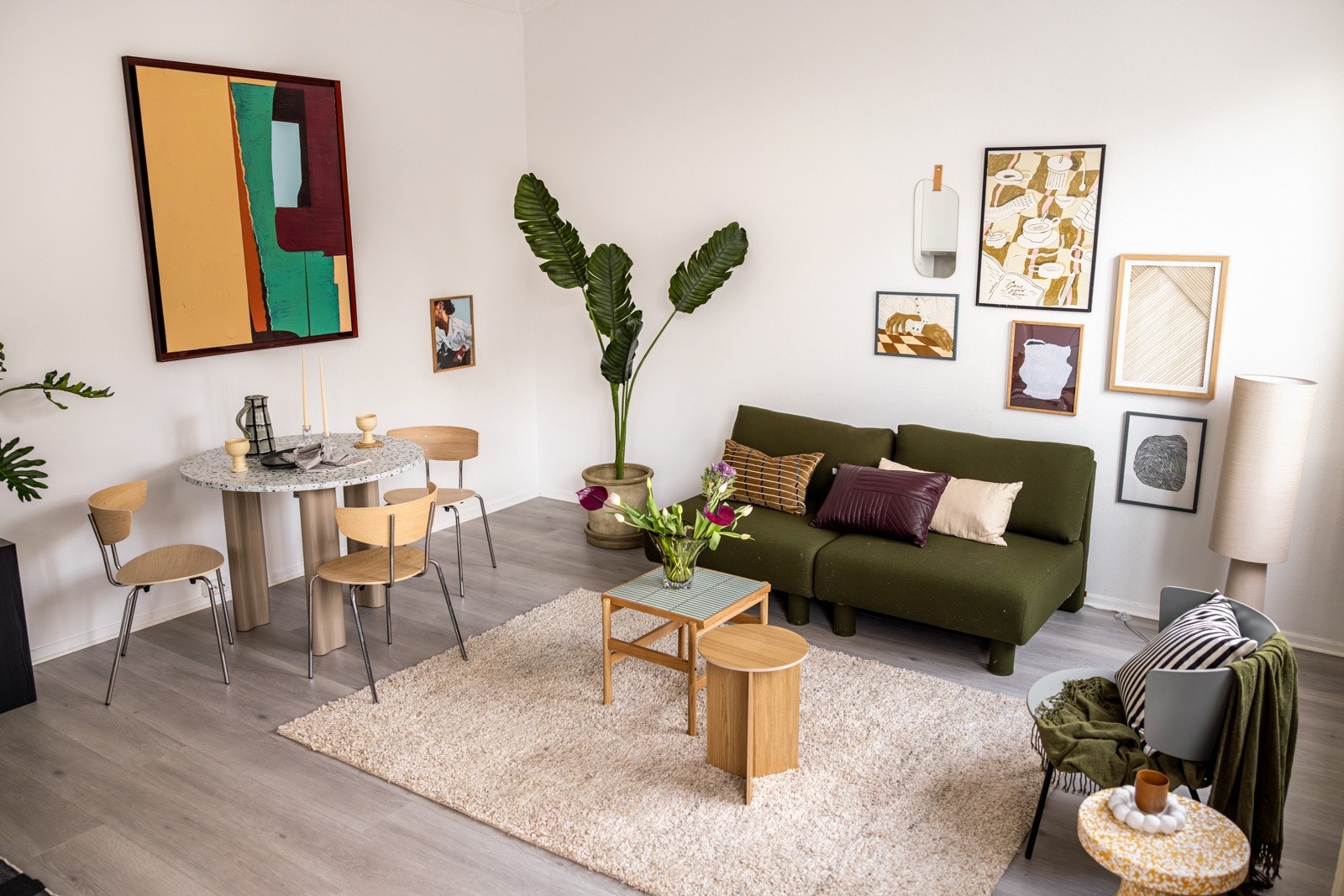 Det er moderne enstavs laminat fra 2019 på gulv og lysmalte overflater. Galleribilde