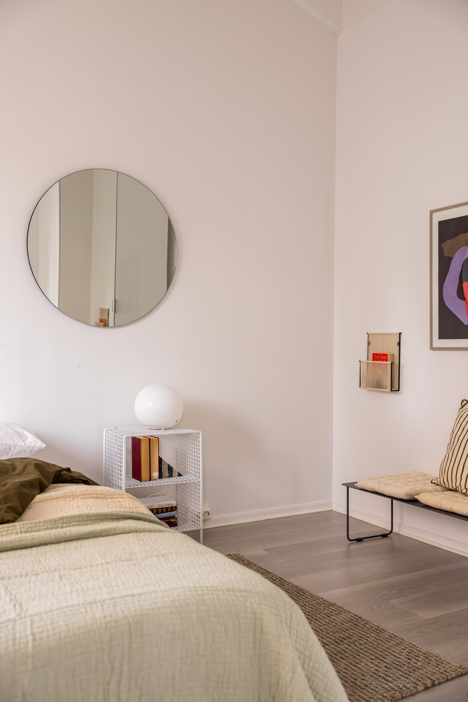 Soverommet har enstavs laminat fra 2019 på gulv og lysmalte overflater. Galleribilde