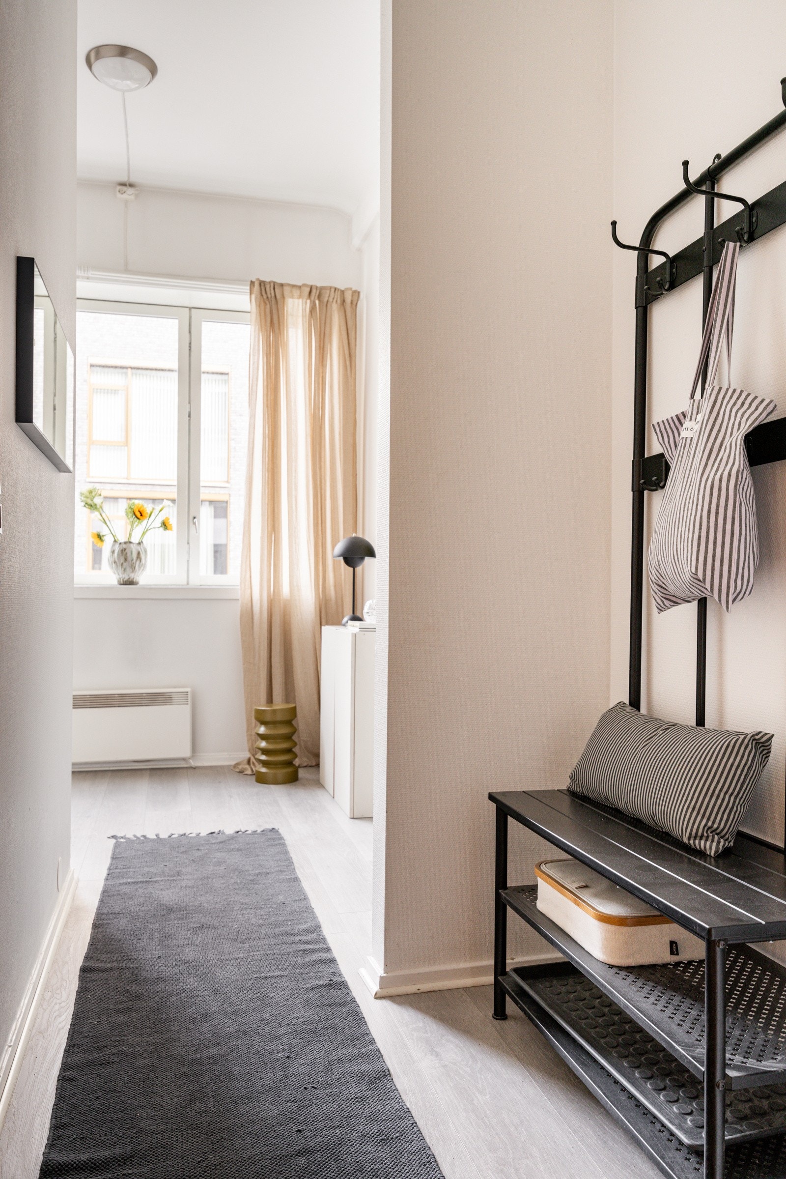 Når du entrer leiligheten kommer du inn i en lys entré med plass til sko og oppheng av yttertøy. Galleribilde