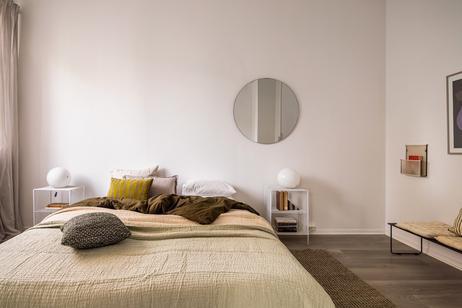 Leiligheten har et lyst soverom av god størrelse. Galleribilde