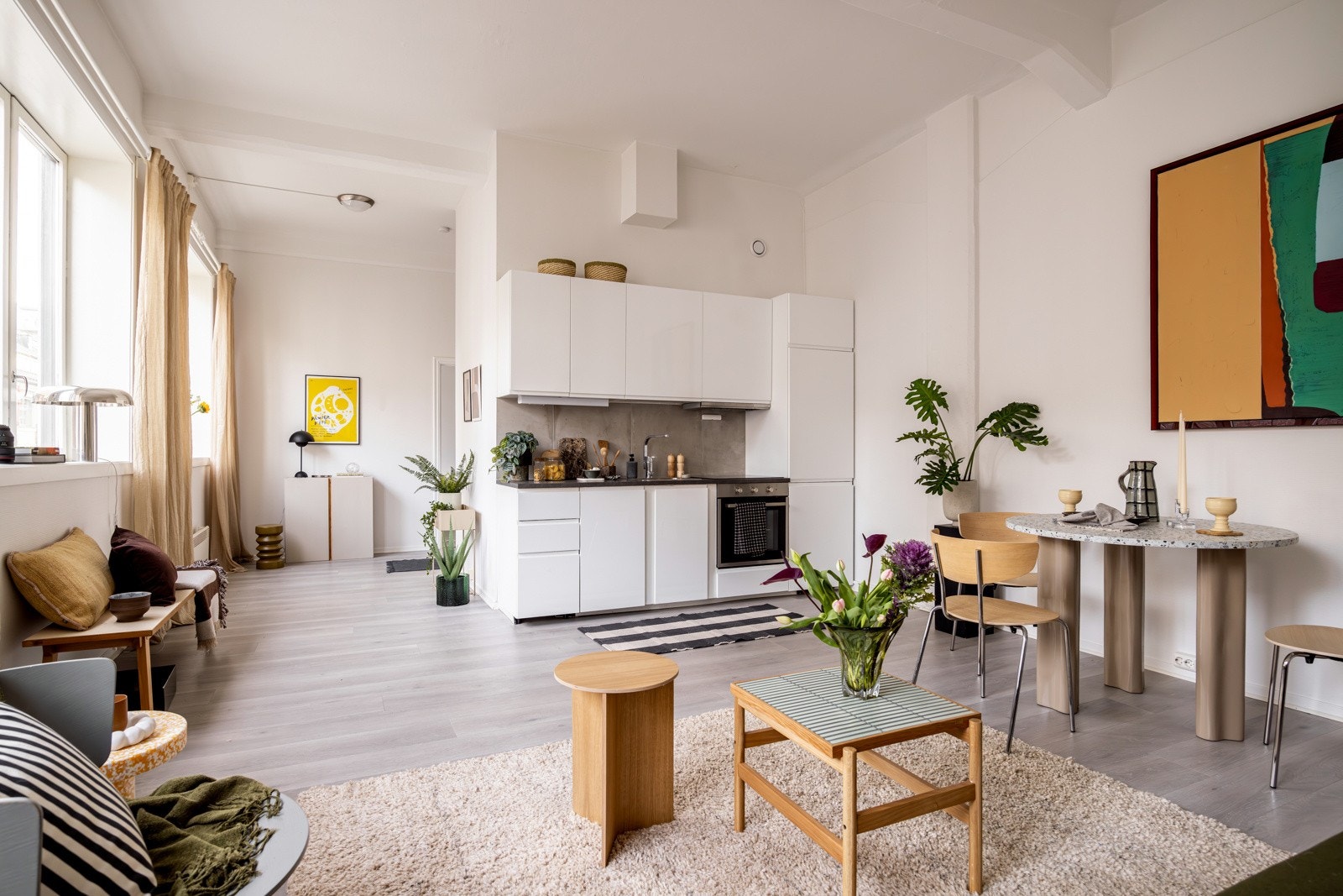 I stuen er det plass til både sofagruppe med salongbord og et spisebord. Galleribilde