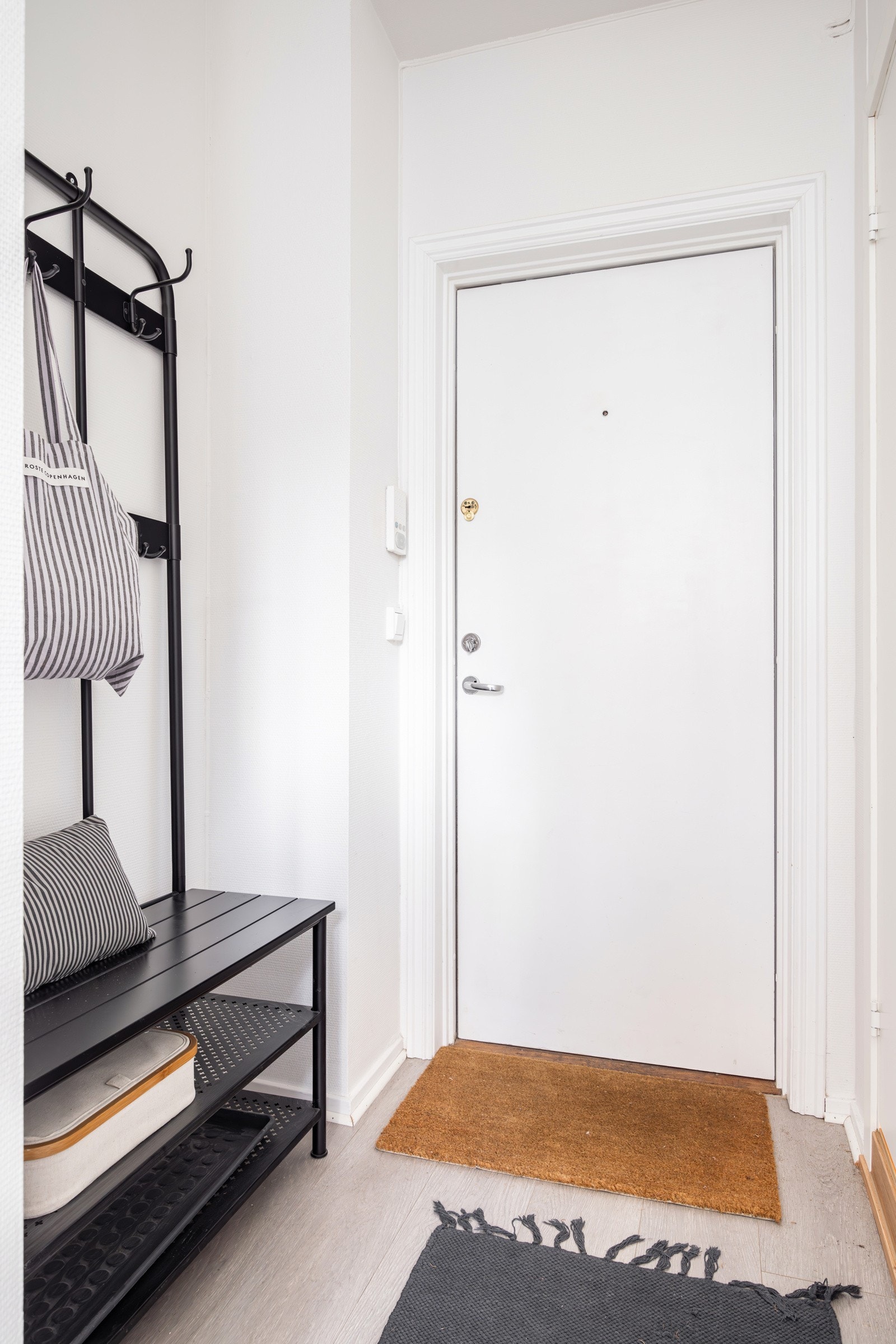 Entréen har enstavs laminat på gulv og lysmalte overflater. Montert porttelefon ved inngangsdøren. Galleribilde