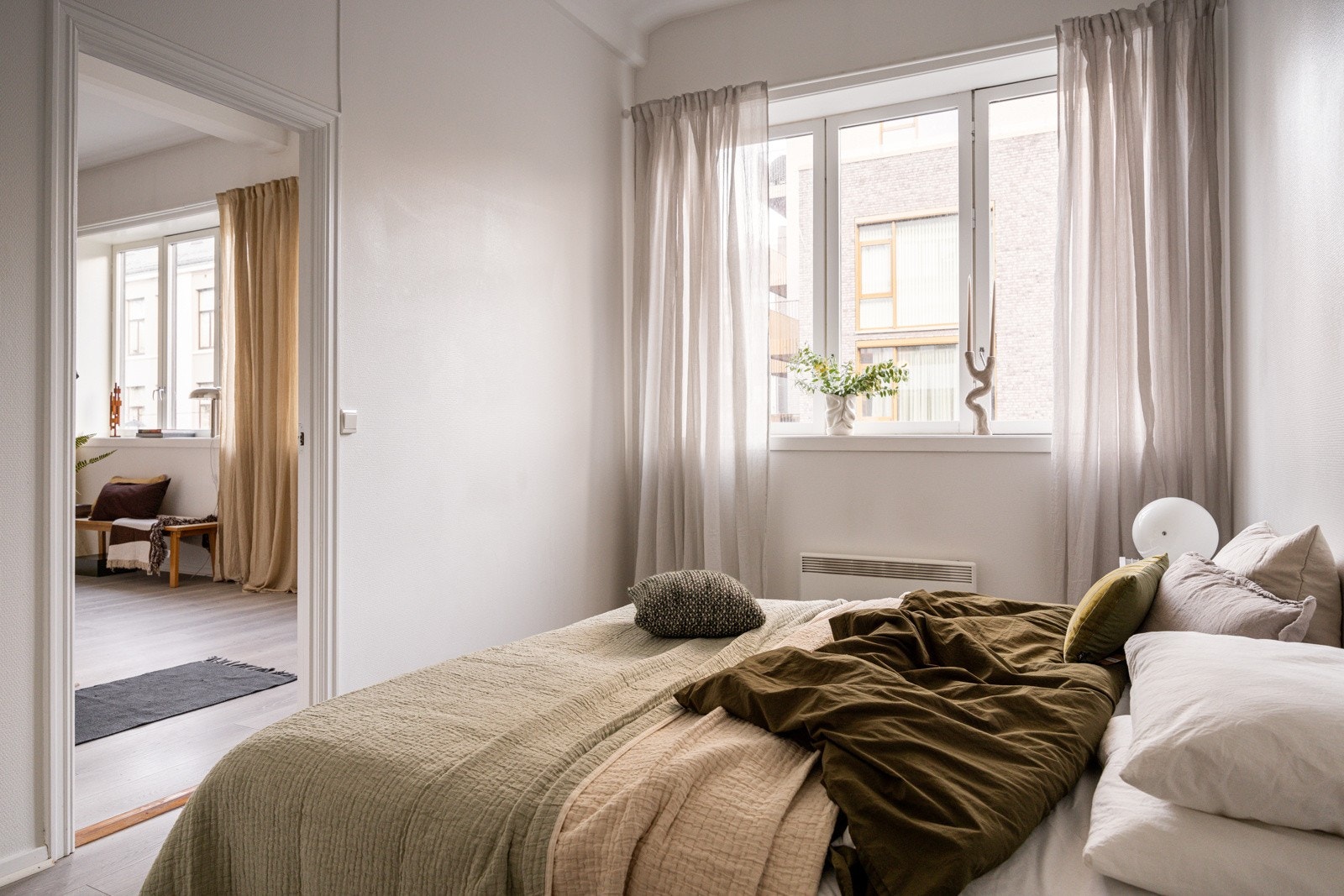 Den store vindusflaten og gode takhøyden gir en luftig romfølelse. Galleribilde