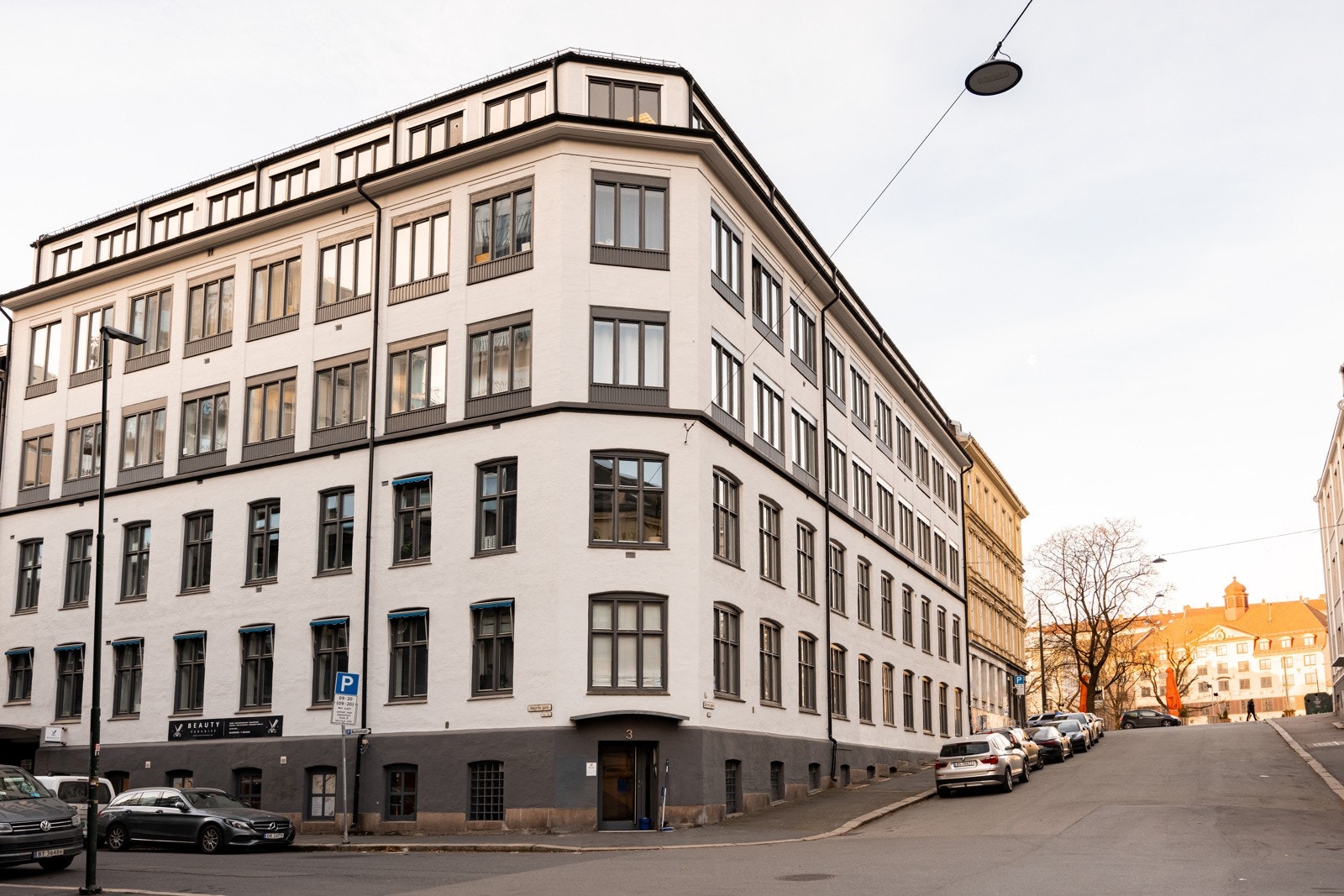 Leiligheten har en svært urban og sentral beliggenhet på populære Alexander Kiellands plass, som er et pulserende knutepunkt mellom Grünerløkka og St. Hanshaugen. Her har du kort gangavstand til alt av fasiliteter, restauranter og flotte grønne områder. Galleribilde