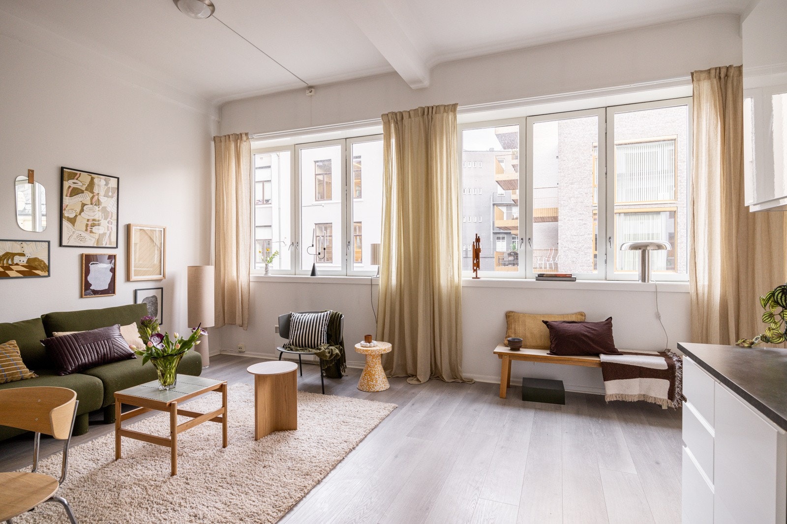 Beliggenheten i byggets 3. etasje med flere store vindusflater sørger for rikelig med naturlig lys. Galleribilde