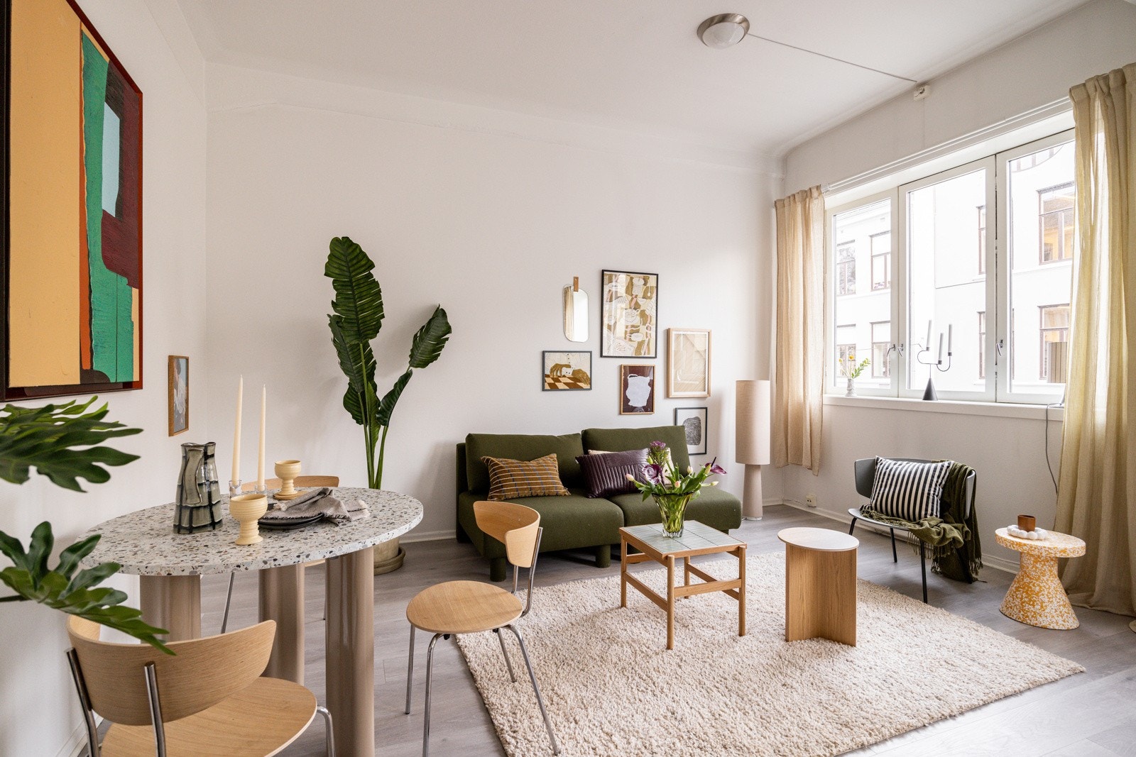 En lys og luftig 2-roms leilighet i en klassisk bygård med ettertraktet beliggenhet. Galleribilde