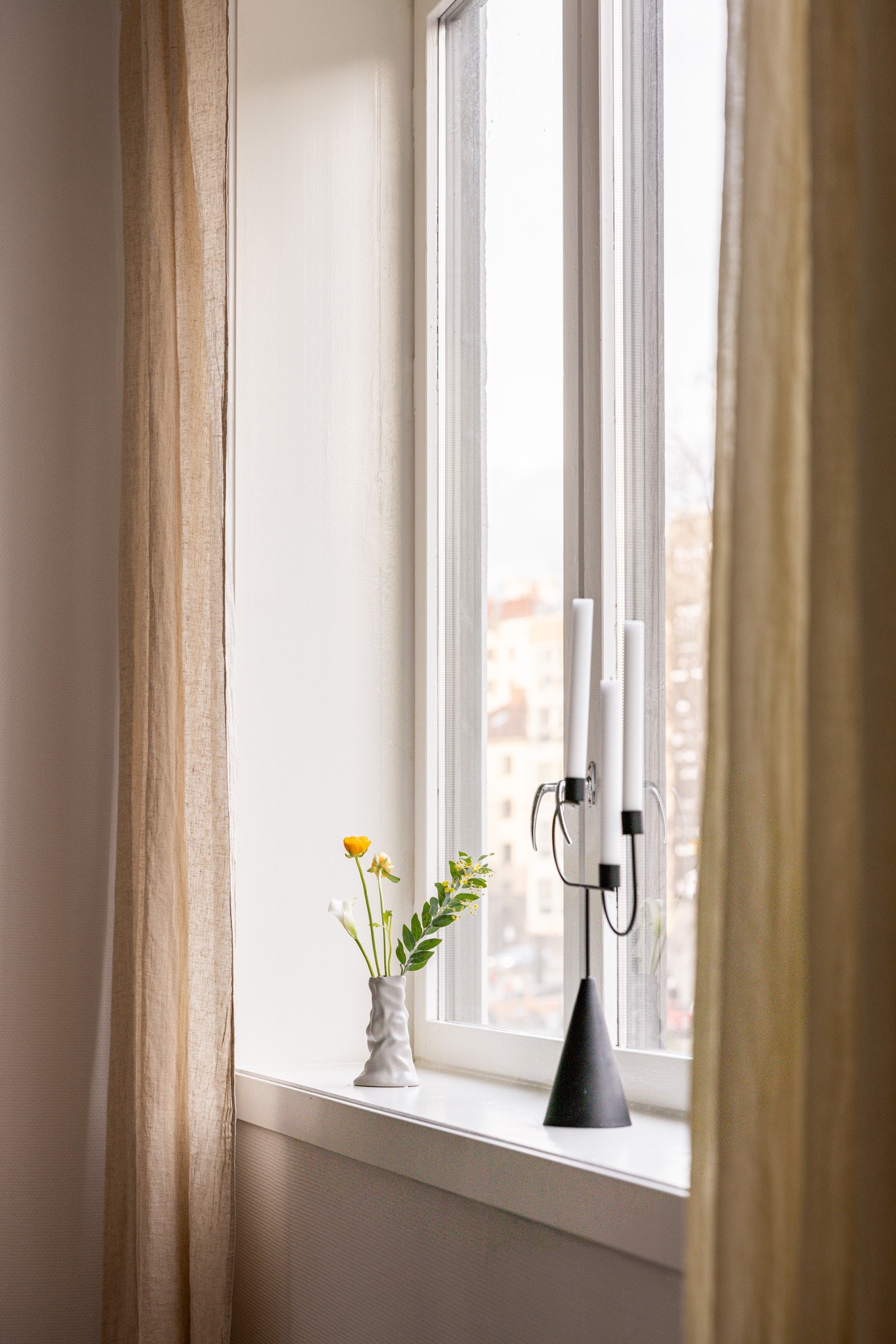 Alle vinduene i leiligheten har fine brede vinduskarmer for planter og dekor. Galleribilde