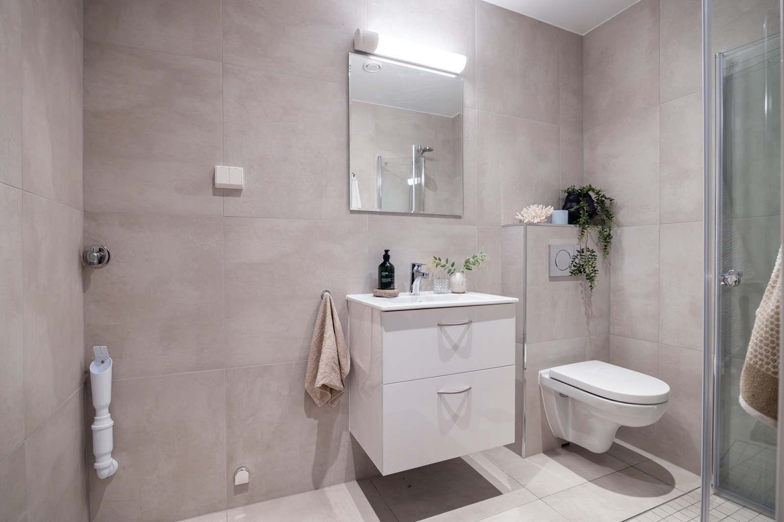 Leiligheten har et lyst og moderne baderom som ble pusset opp i 2019. Baderommet har flotte fliser på gulv og vegger, varmekabler i gulv og mekanisk avtrekk. Galleribilde