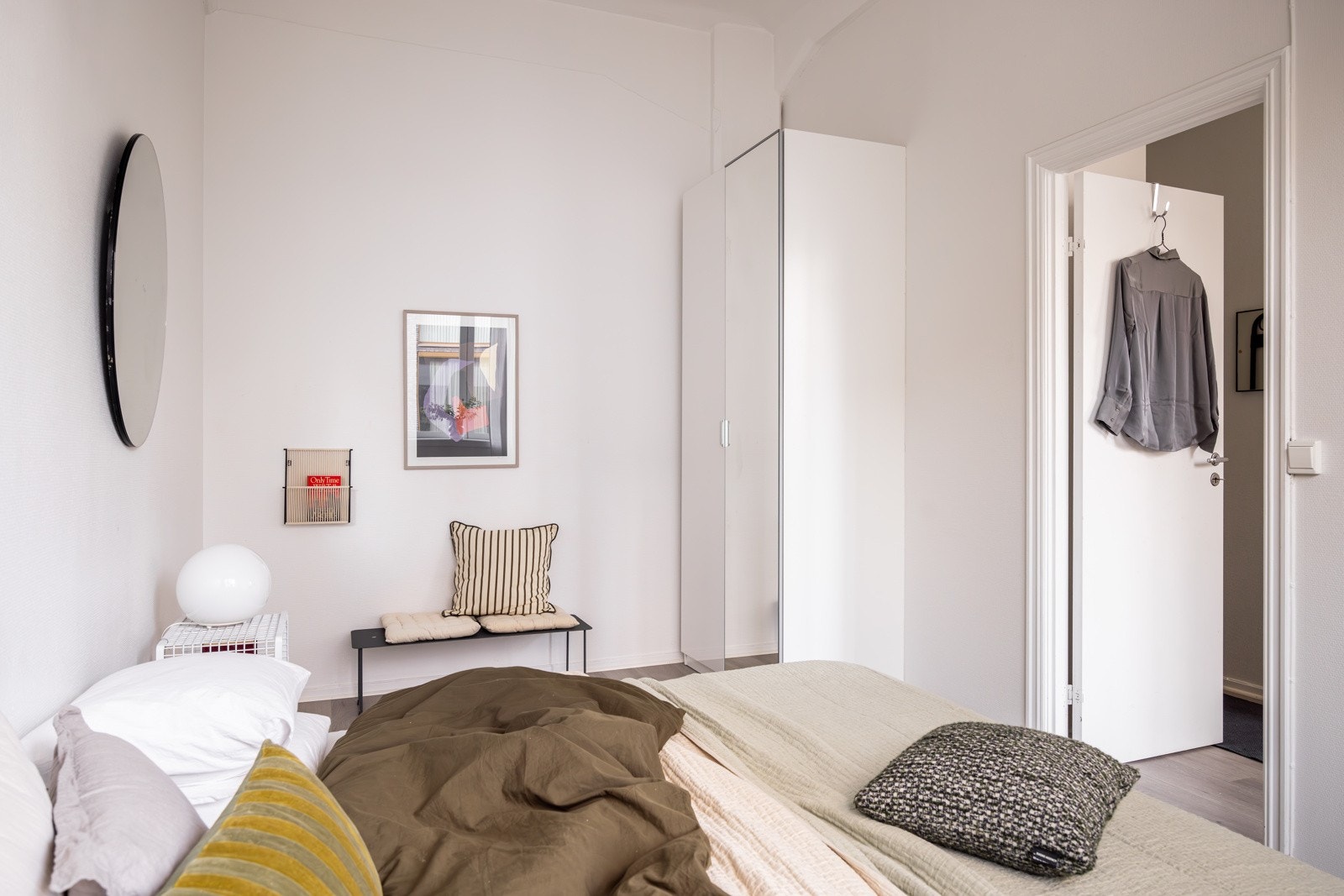 På soverommet er det plass til dobbeltseng med tilhørende nattbord, samt en kontorpult eller kommode. Det er oppbevaringsplass i garderobeskap som medfølger i handelen. Galleribilde