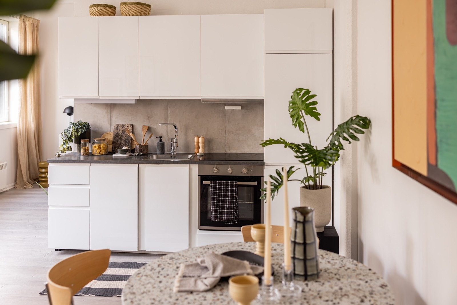 Kjøkkenet ligger i en fin og sosial åpen løsning med stuen. Lyst og moderne Ikea-kjøkken som var nytt i 2019. Galleribilde