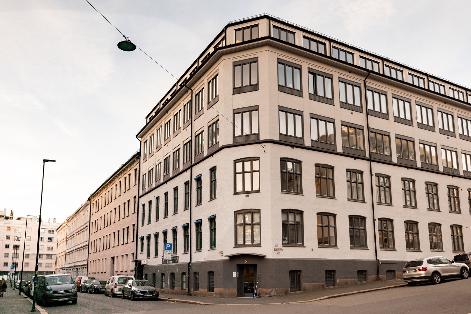 På 1890-tallet og de neste 60 årene var denne bygården en skofabrikk som ble etablert og drevet av brødene Salomon. Galleribilde