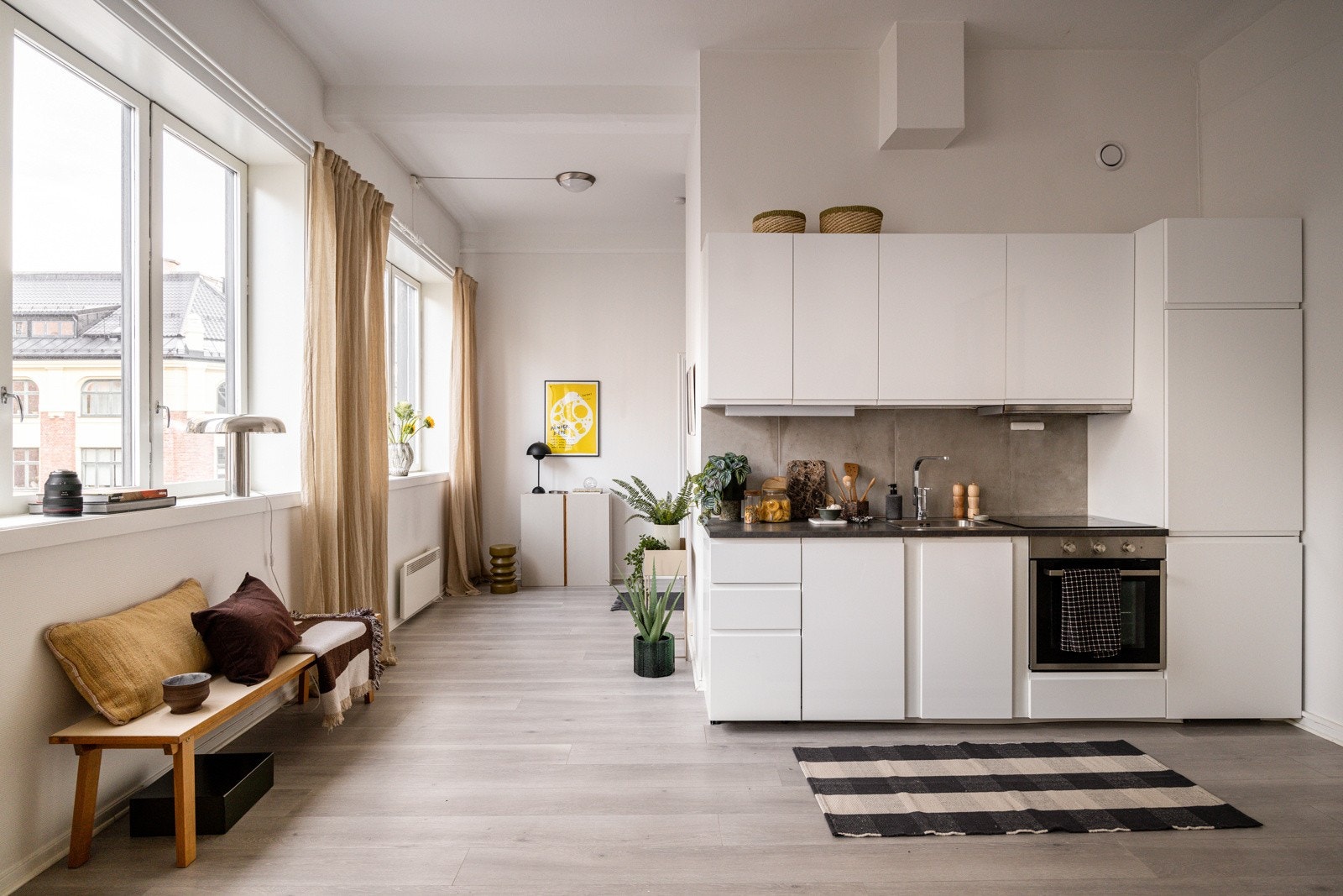 Kjøkkenet er utstyrt med medfølgende integrerte hvitevarer som stekeovn, nedfelt platetopp, oppvaskmaskin og kjøleskap med frysedel. Alle hvitevarer medfølger. Galleribilde