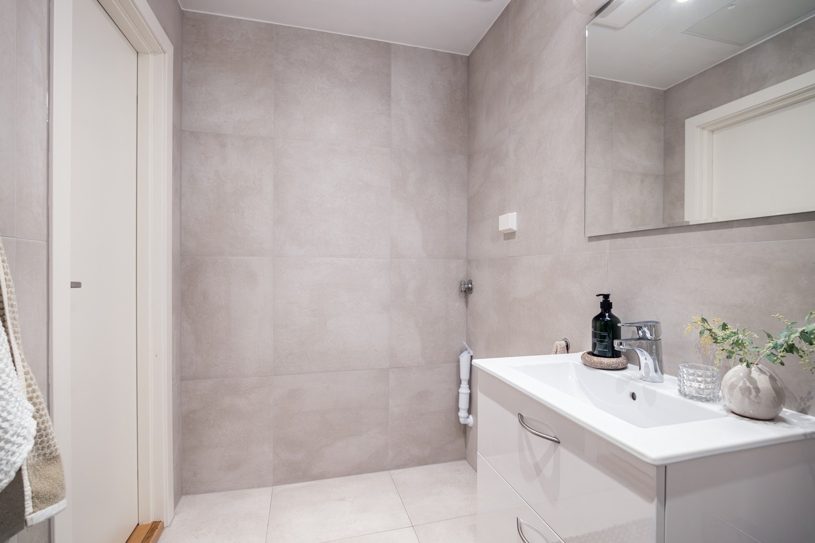 I hjørnet av baderommet er det plass og opplegg for vaskemaskin og tørketrommel over om ønskelig. Galleribilde