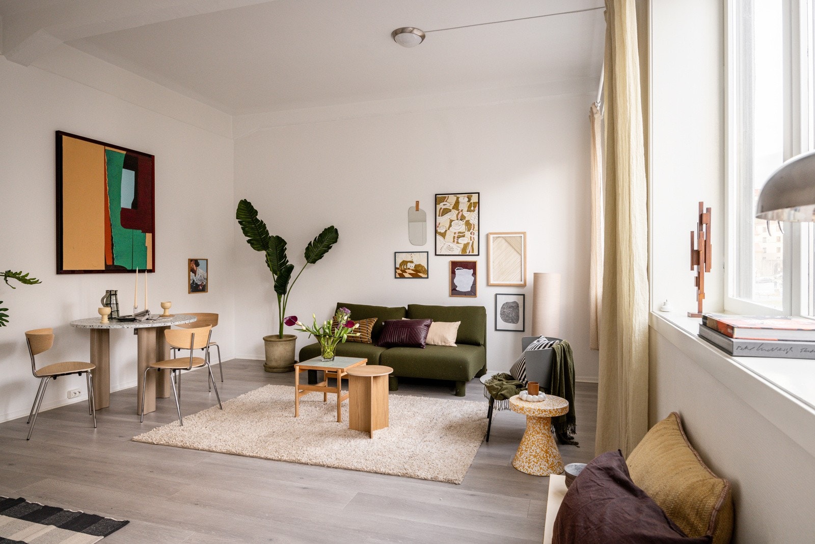 Lysinnslippet sammen med den gode takhøyden bidrar til en luftig romfølelse. Galleribilde