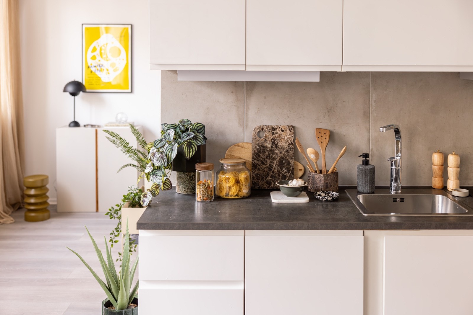 Innredningen har hvite glatte fronter med soft-close og laminert benkeplate med nedfelt oppvaskkum. Praktisk med fliser i benkeryggen og belysning under overskap. Galleribilde