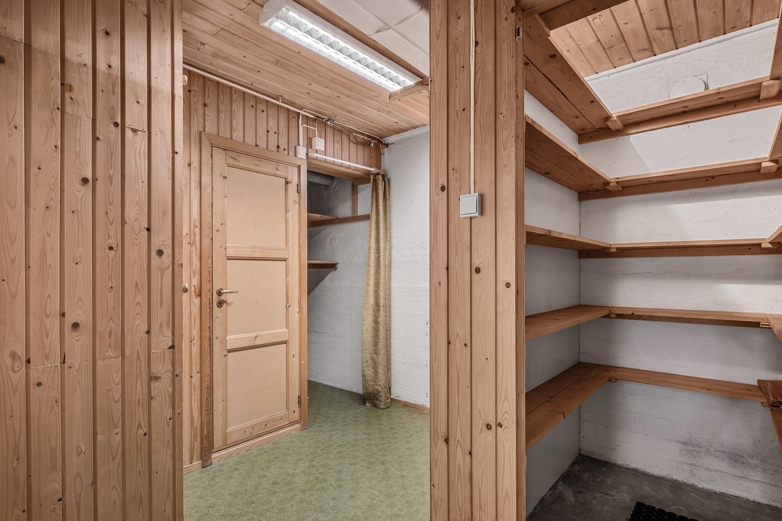 I 1 etasje har du godt med oppbevaringsplass i flere boder. Galleribilde