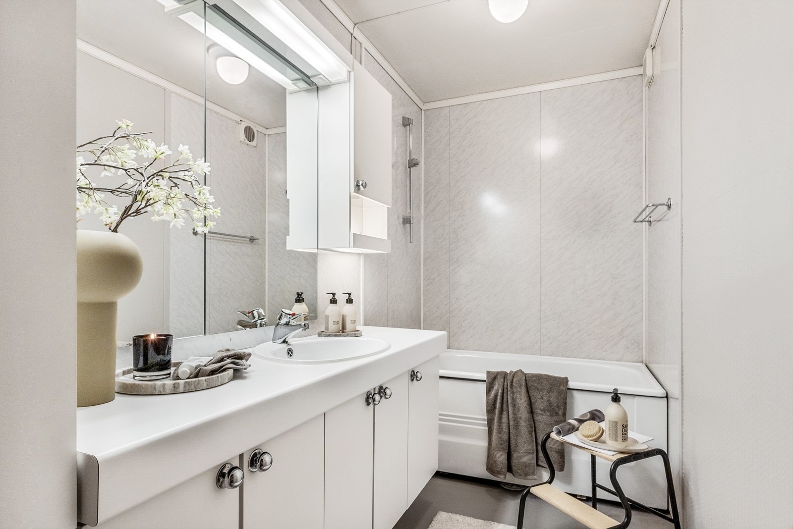 Badet ligger praktisk til i 1.etasje og har rikelig med oppbevaringsplass i baderomsinnredning. Dagens baderom har badekar med dusjfunksjon og gulvvarme. Galleribilde