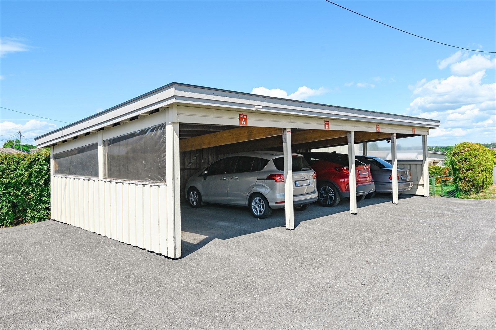 Parkering i carport rett utenfor boligen. Galleribilde
