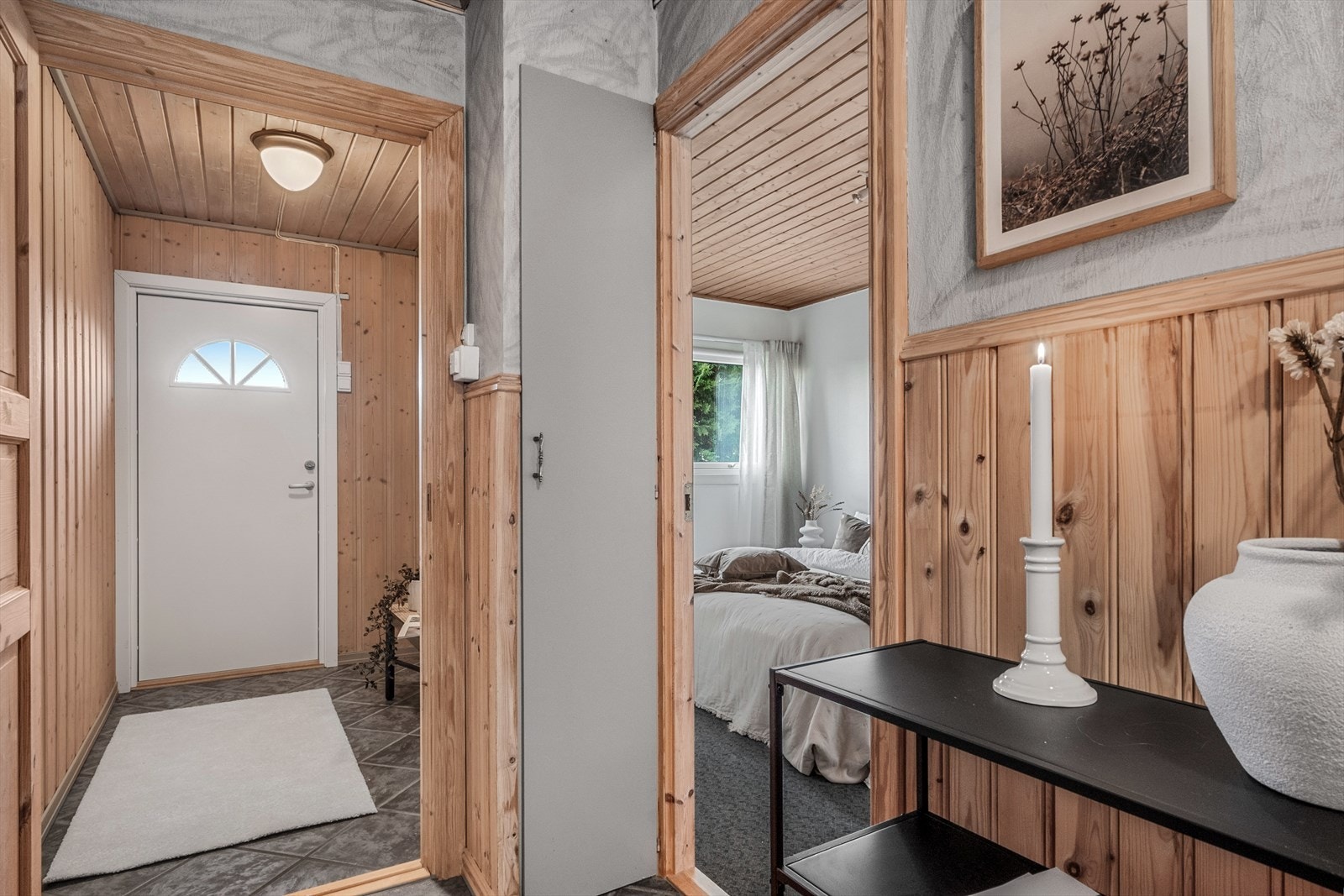Boligen har et praktisk vindfang og videre gang med varmekabler. Det er fin planløsning over to plan med enkel standard og moderniseringsbehov. Galleribilde