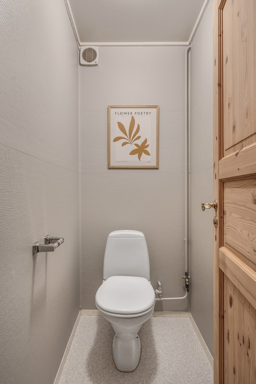 Ved siden av badet er et separat toalettrom. Galleribilde
