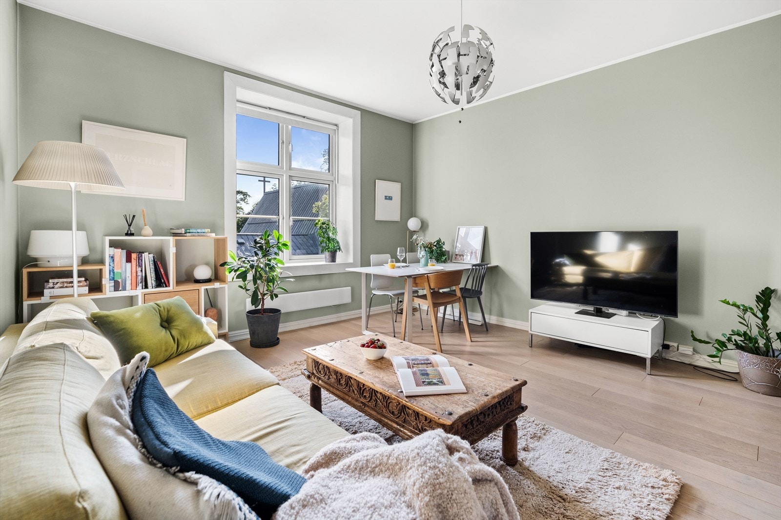 I likhet med stuen er alle rommene av god størrelse og med flere gode møbleringsmuligheter! I stuen har du god plass til både sofagruppe, TV-møbler og spisebord med tilhørende stoler. Galleribilde