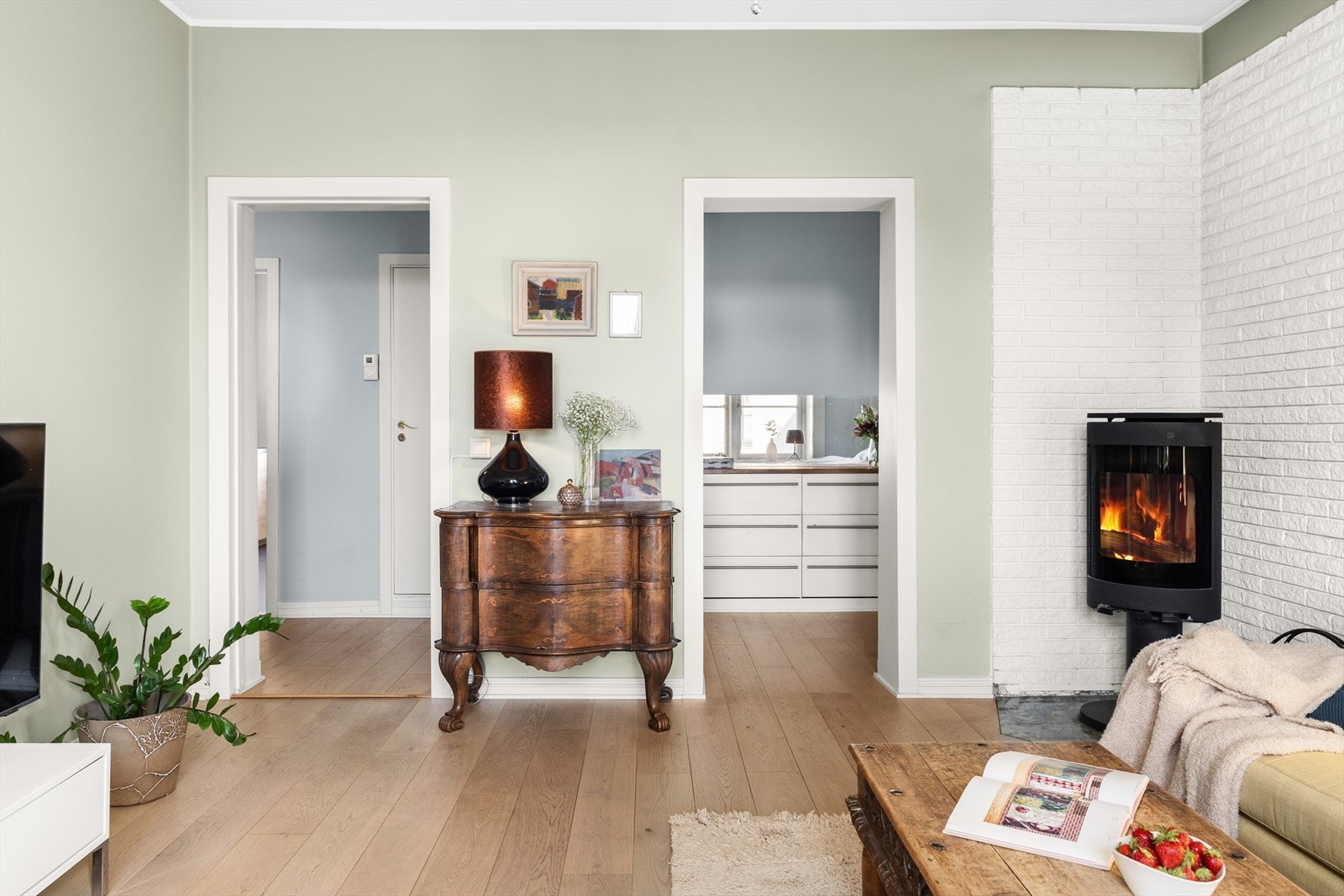 En leilighet som er like sjarmerende til alle årstider! I stuen finner du en koselig peisovn som gir ekstra varme på kalde dager og bidrar til en hyggeligere strømregning. Galleribilde