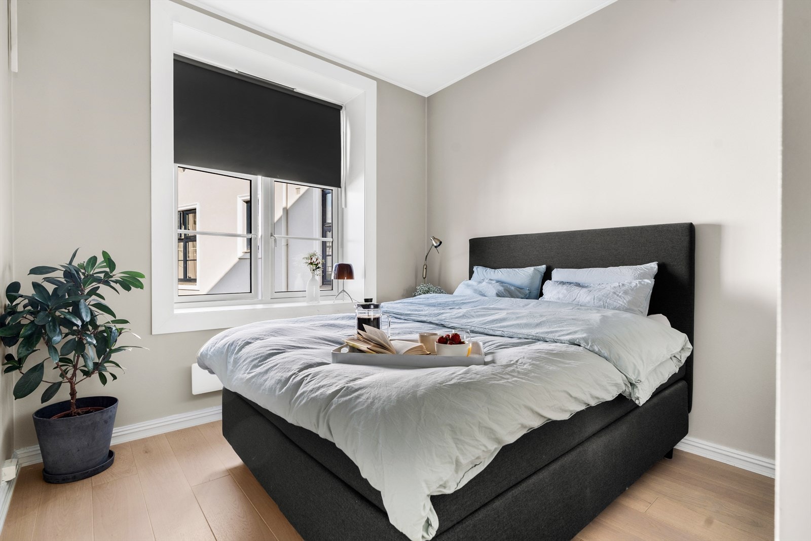 Et behagelig soverom av god størrelse med plass til dobbeltseng, nattbord og tilhørende møbler. Her får du lys inn fra 3 av fire vegger, grunnet de praktiske glassvinduene som er satt inn mellom rommene! Galleribilde