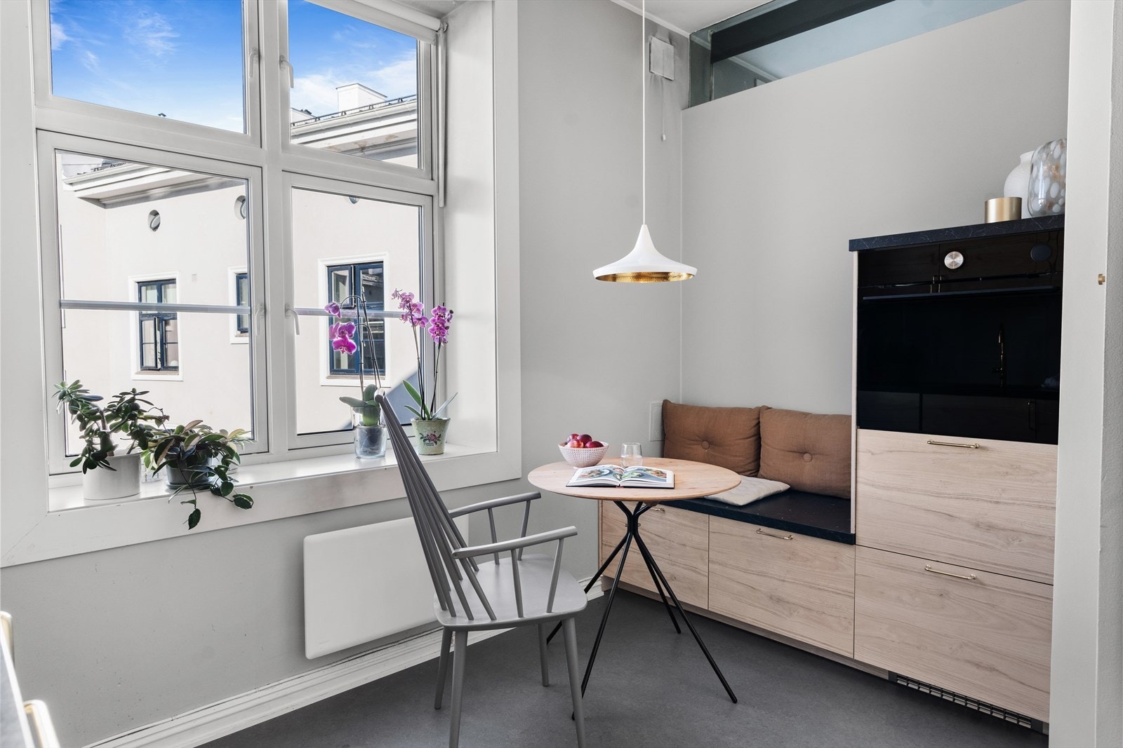 Her kan du spise en god frokost med utsikt mot den nydelige bakgården! Som øvrige rom får du godt med lys både fra vinduet, men også fra glassvinduet mellom soverom og kjøkken. Galleribilde