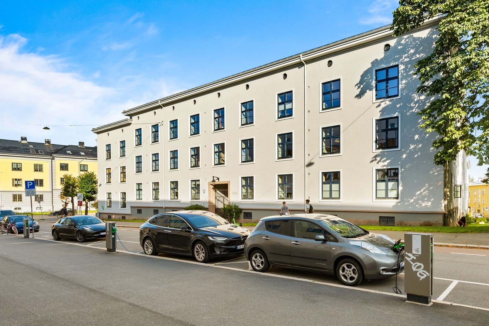 Det finnes kommunale ladeplasser rett utenfor bygget. Galleribilde