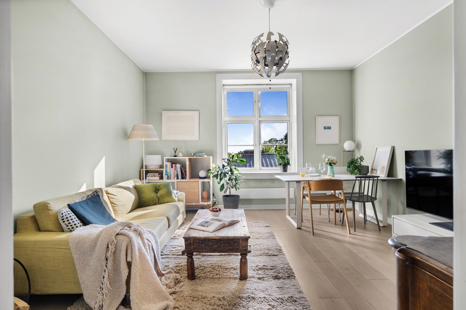 Stuen er lys og luftig med en takhøyde på 2,81 meter, som skaper en romslig atmosfære. Det er store vindusflater som slipper inn rikelig med naturlig lys. Galleribilde