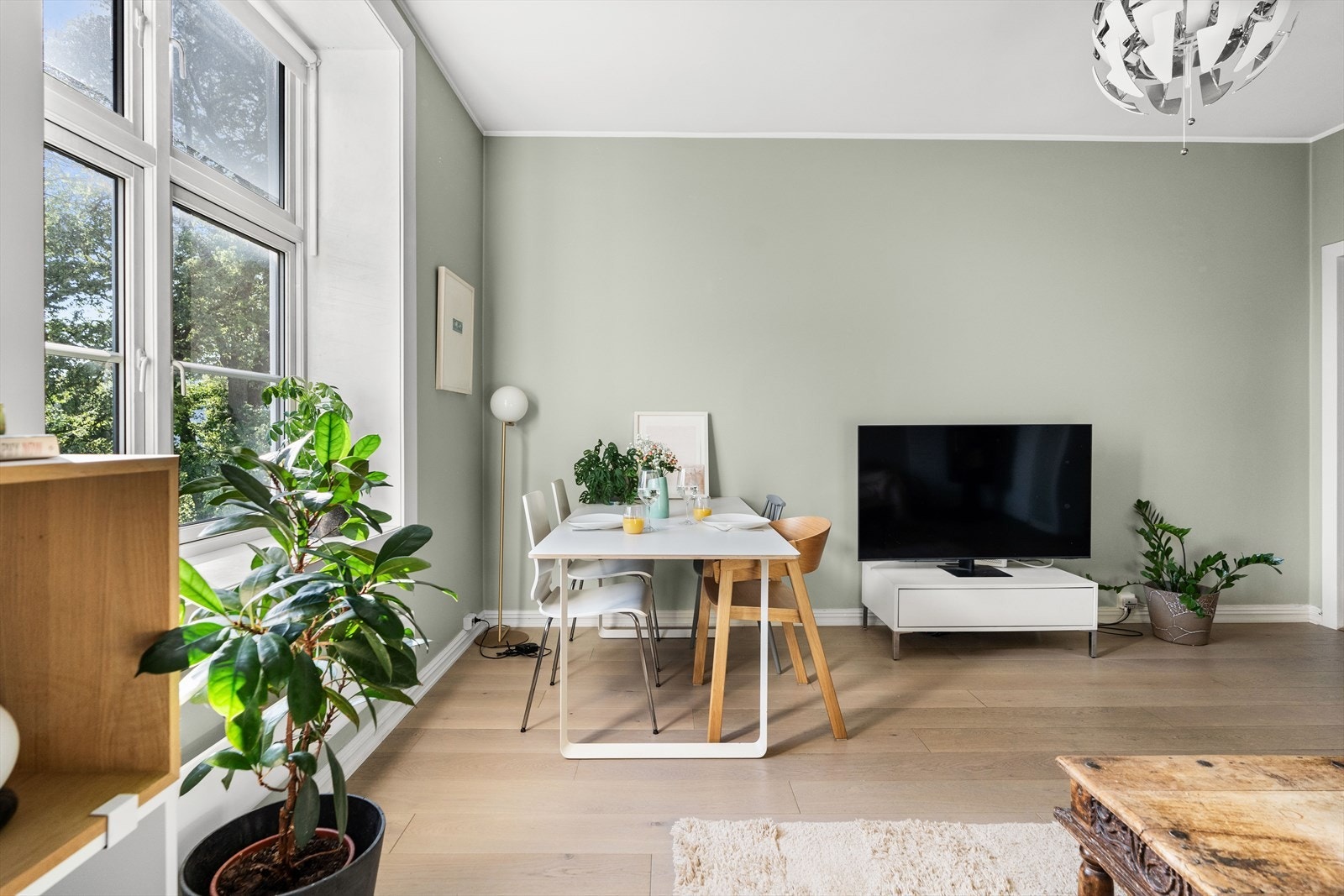 I 2019 ble gulvet avrettet, og det ble lagt ny en stavs eike parkett for et moderne og slitesterkt uttrykk. Galleribilde