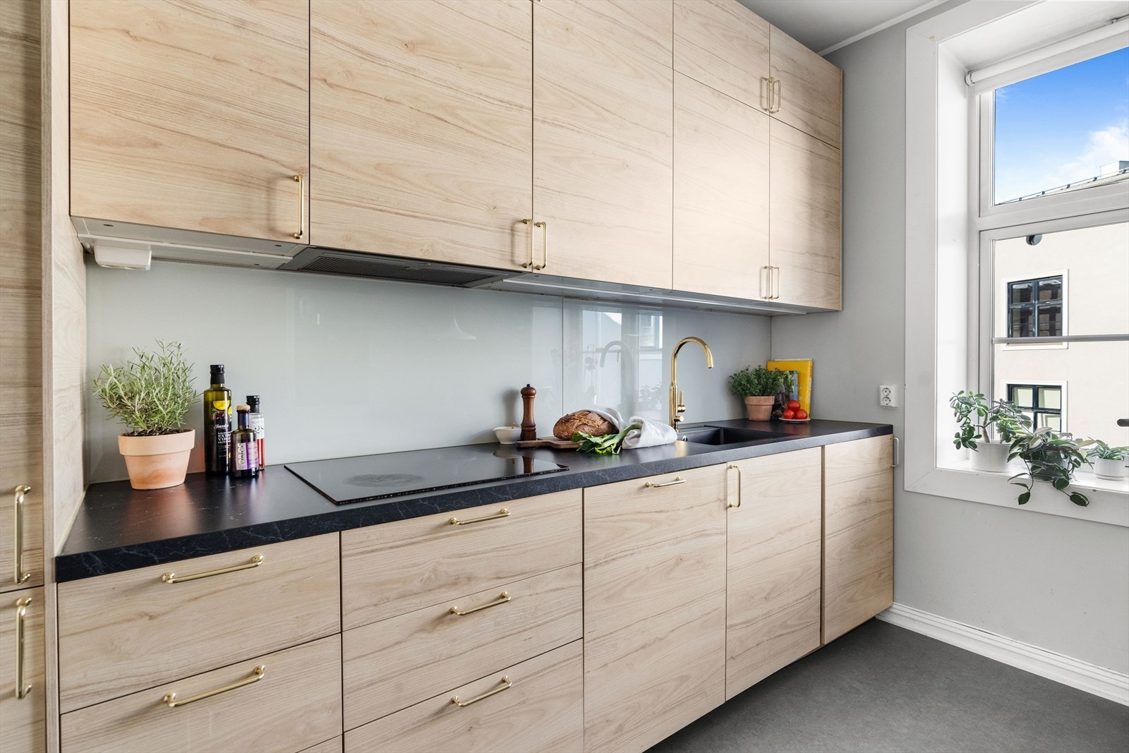 Kjøkkenet er designet for å gi godt skap- og benkeplass. Kjøkkenet er utstyrt med integrert platetopp, stekeovn, oppvaskmaskin og kjøl/fryseskap. Det er vaskemaskin på kjøkkenet, samt kullfilterventilator over kokeplassen. Galleribilde