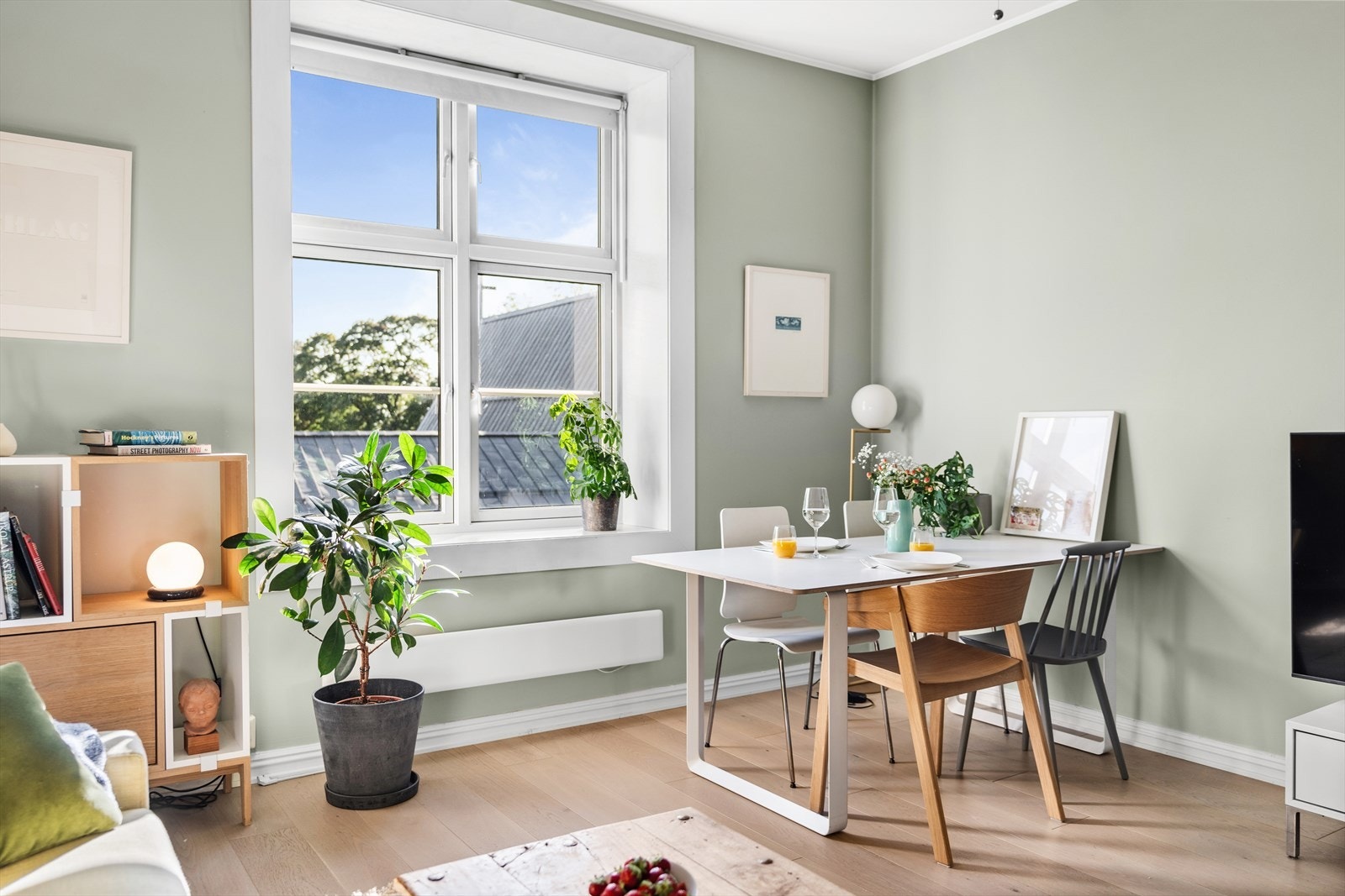 På dagen står solen inn i stuen og gir et pent spill i stuen! Leiligheten er malt i harmoniske og duse fargetoner. Galleribilde