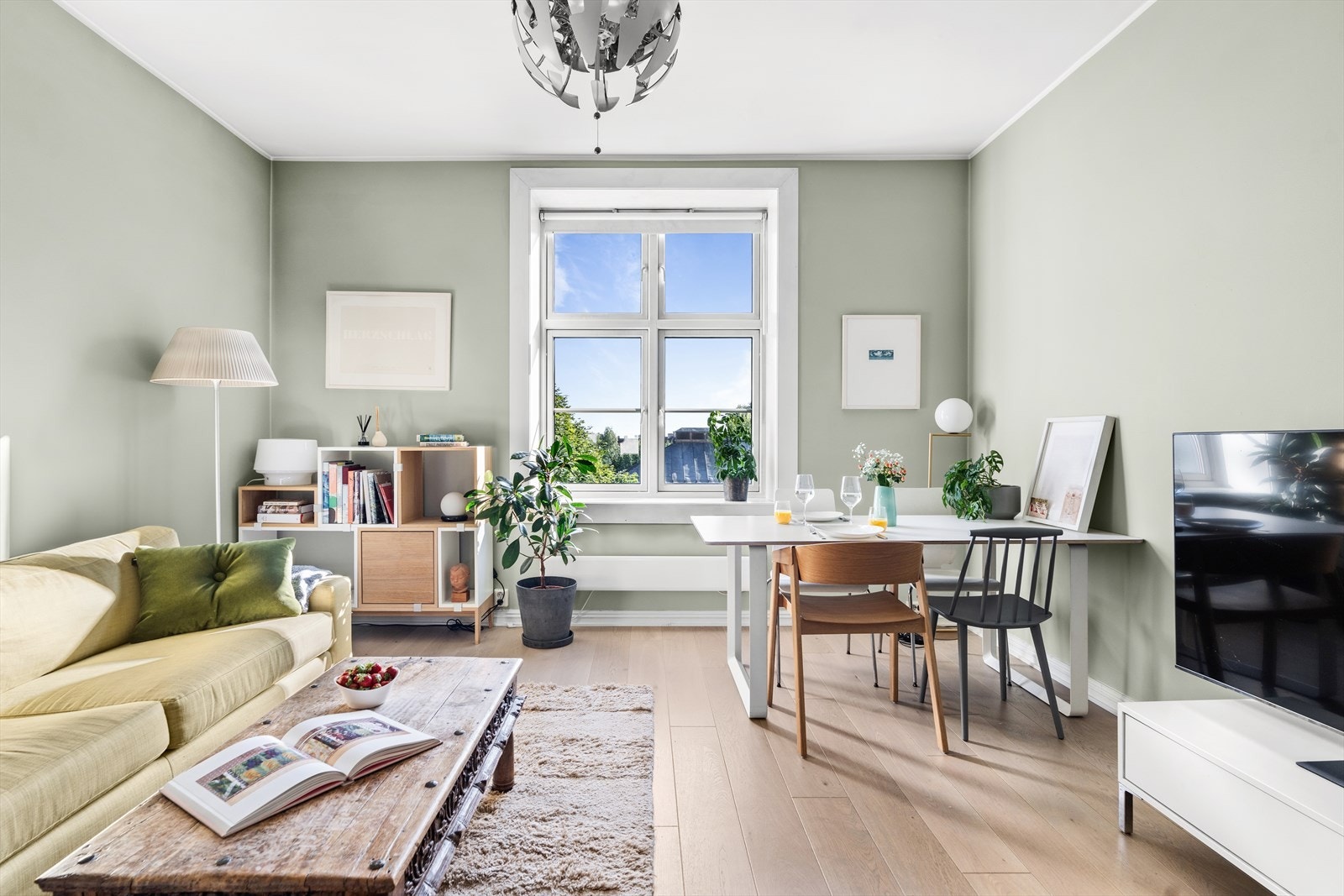 Velkommen til Roveruds gate 4! En innbydende og særpreget 2-roms toppleilighet med nydelig utsikt, øverst på Torshov! Her får du en vakker bakgård, samt er leiligheten omgitt av flere parker. Galleribilde