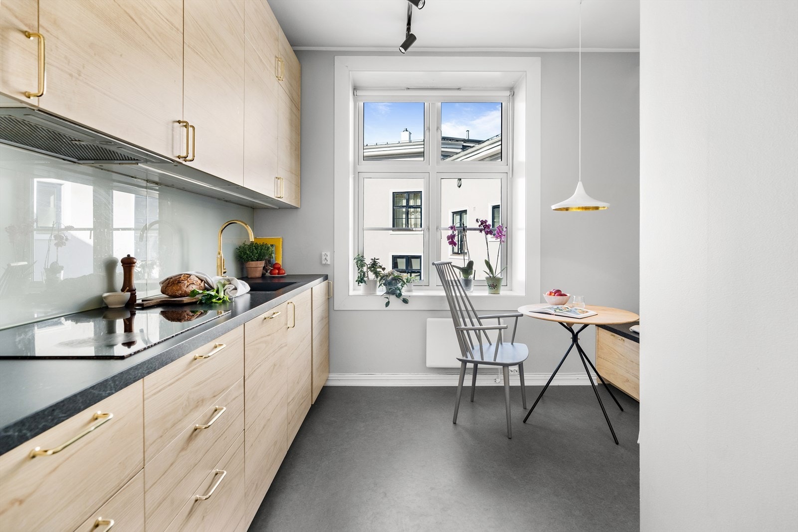 Et stilrent og nordisk IKEA-kjøkken med hyggelig kjøkkenbord og innebygd benk! Kjøkkenet er fra 2019 med glatte fronter og laminat benkeplate med nedfelt vask. Galleribilde