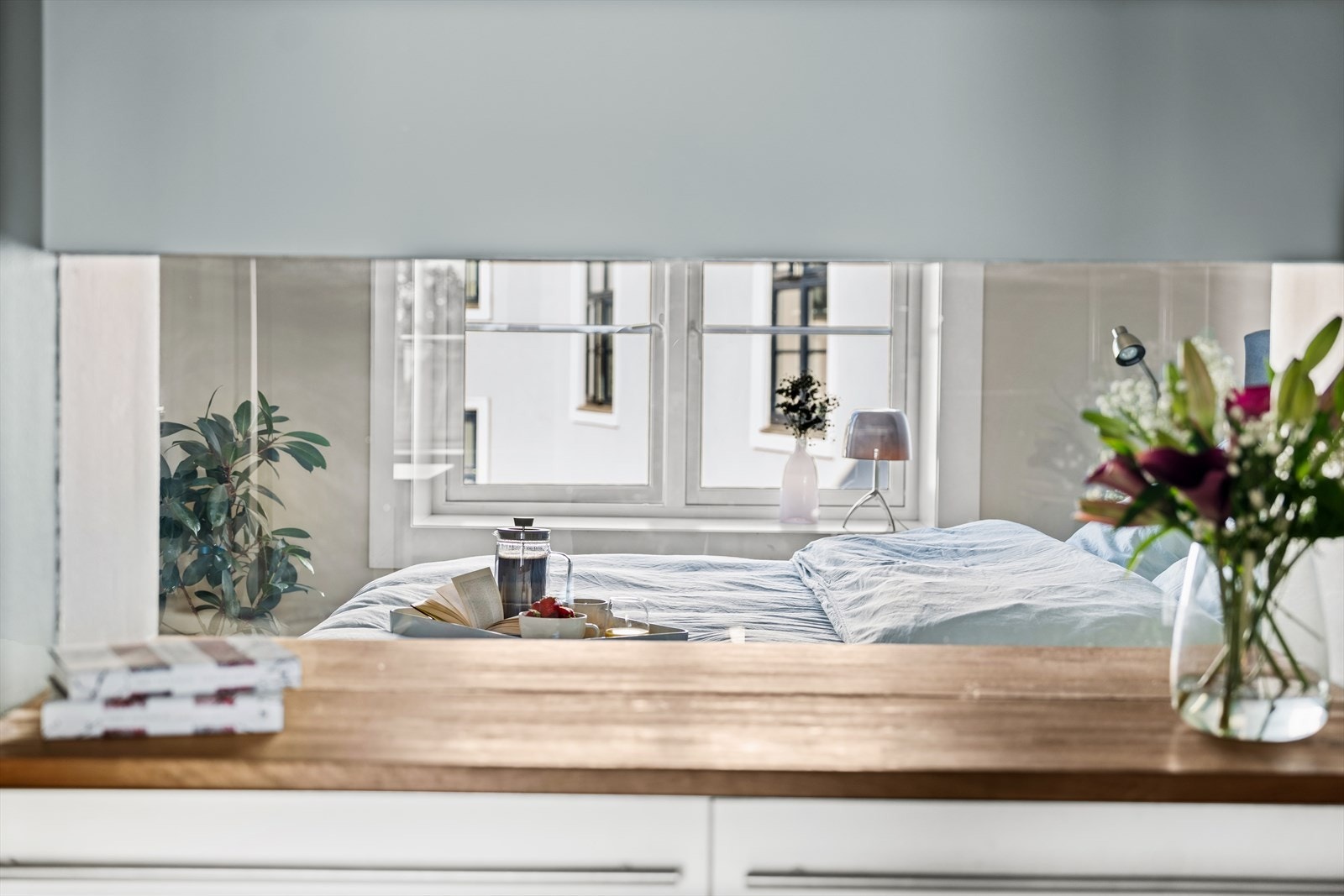 Noe av særpreget med leiligheten er det gode lysinslippet i de ulike rommene. Det er glass mellom mellomgangen og soverommet, som gjør at både stuen og på soverommet får naturlig lys i begge ender! På veggen mot kjøkkenet er det glass øverst på veggen. Galleribilde