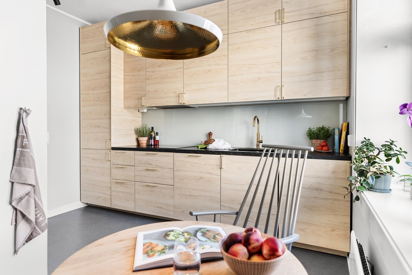 Hvis du er redd for at det er for lite oppbevaring, kan vi friste med en romslig kjellerbod på ca. 10 m² og en loftbod med gulvflate på ca. 7 m². Galleribilde