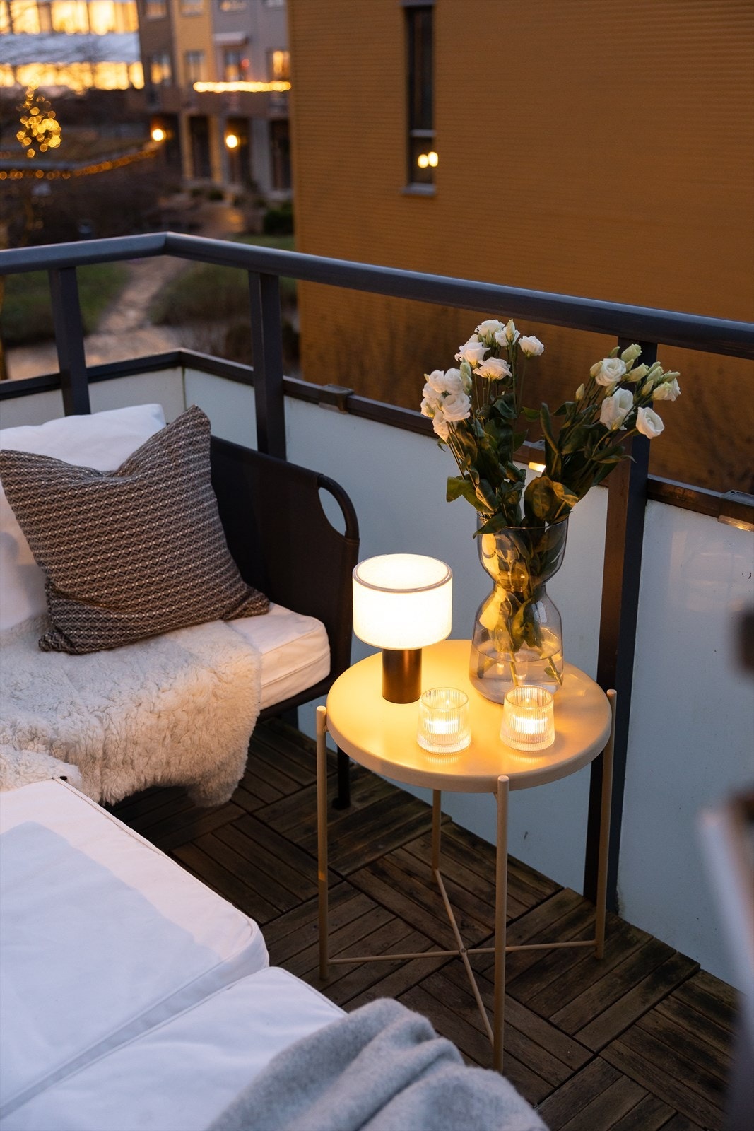 Nordøst-vendt balkong med plass til hyggelig sittegruppe Galleribilde