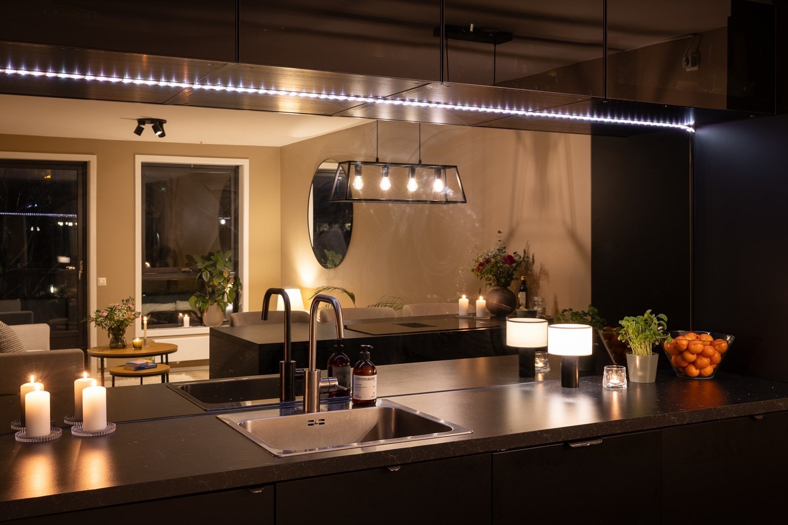 Kjøkkenet er utstyrt med integrerte hvitevarer bestående av stekeovn, mikro, oppvaskmaskin, kjøleskap, fryseskap og vinskap Galleribilde