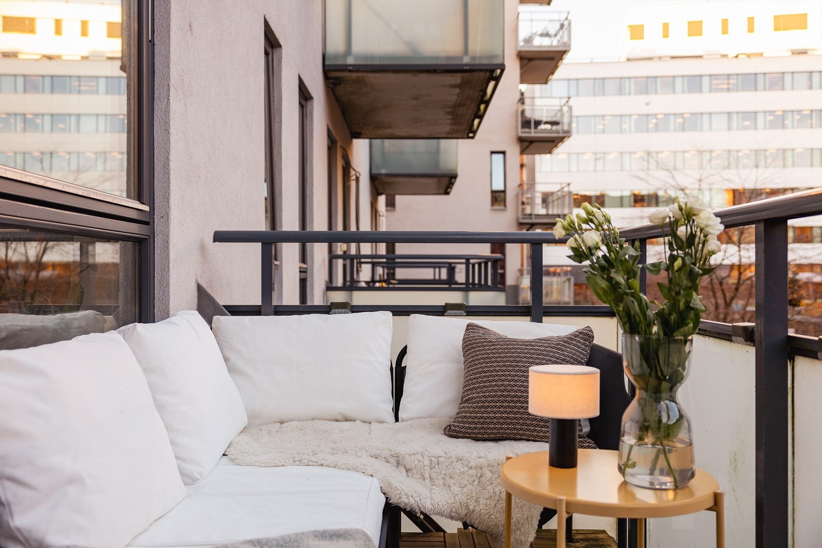 Utgang fra stue til koselig balkong Galleribilde