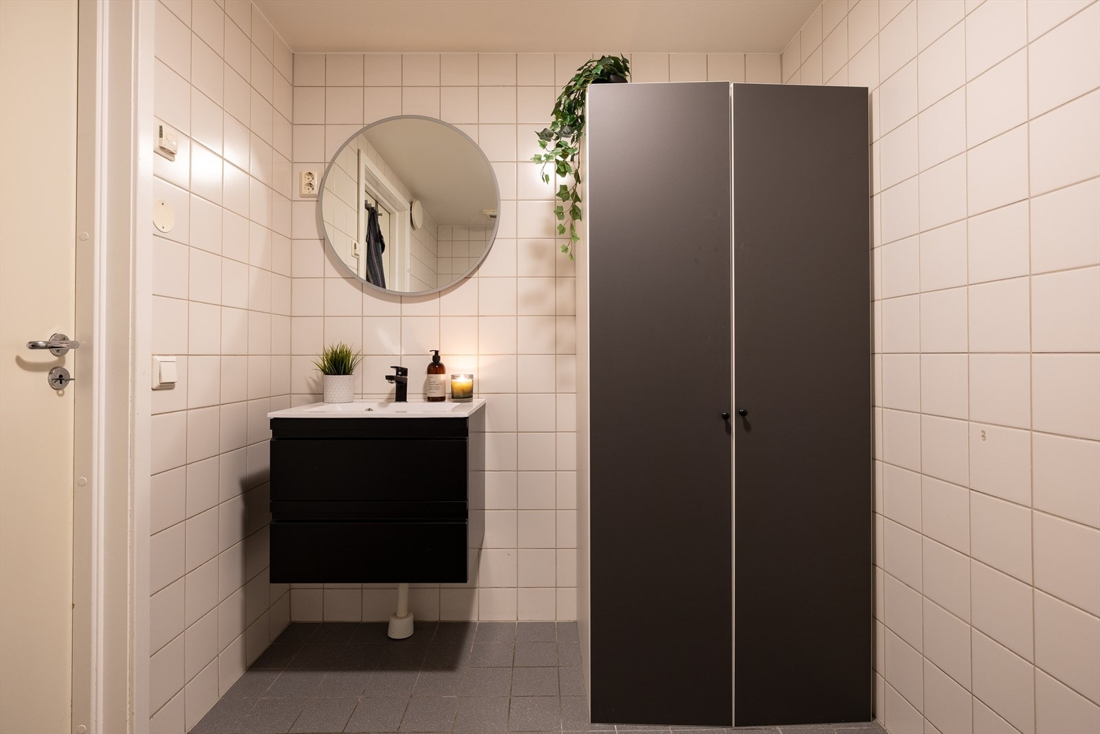 Det er opplegg for vaskemaskin i skapet Galleribilde