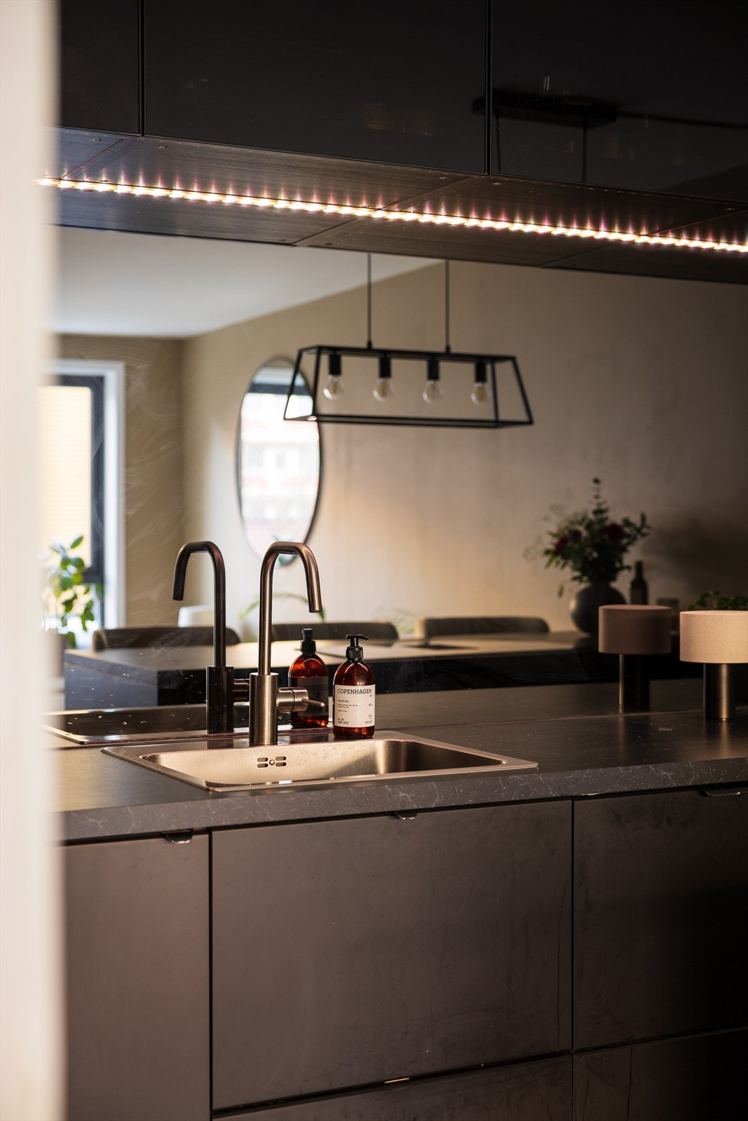 Laminat benkeplate med nedfelt oppvaskkum Galleribilde