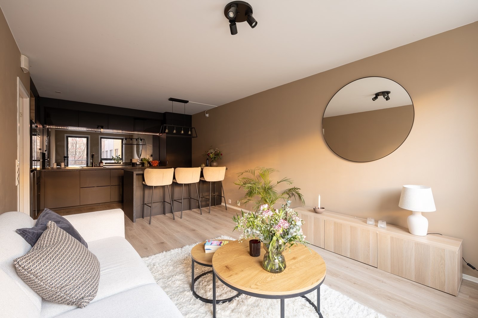 Kjøkkenet er i åpen løsning med stuen, noe som skaper en luftig og sosial planløsning Galleribilde