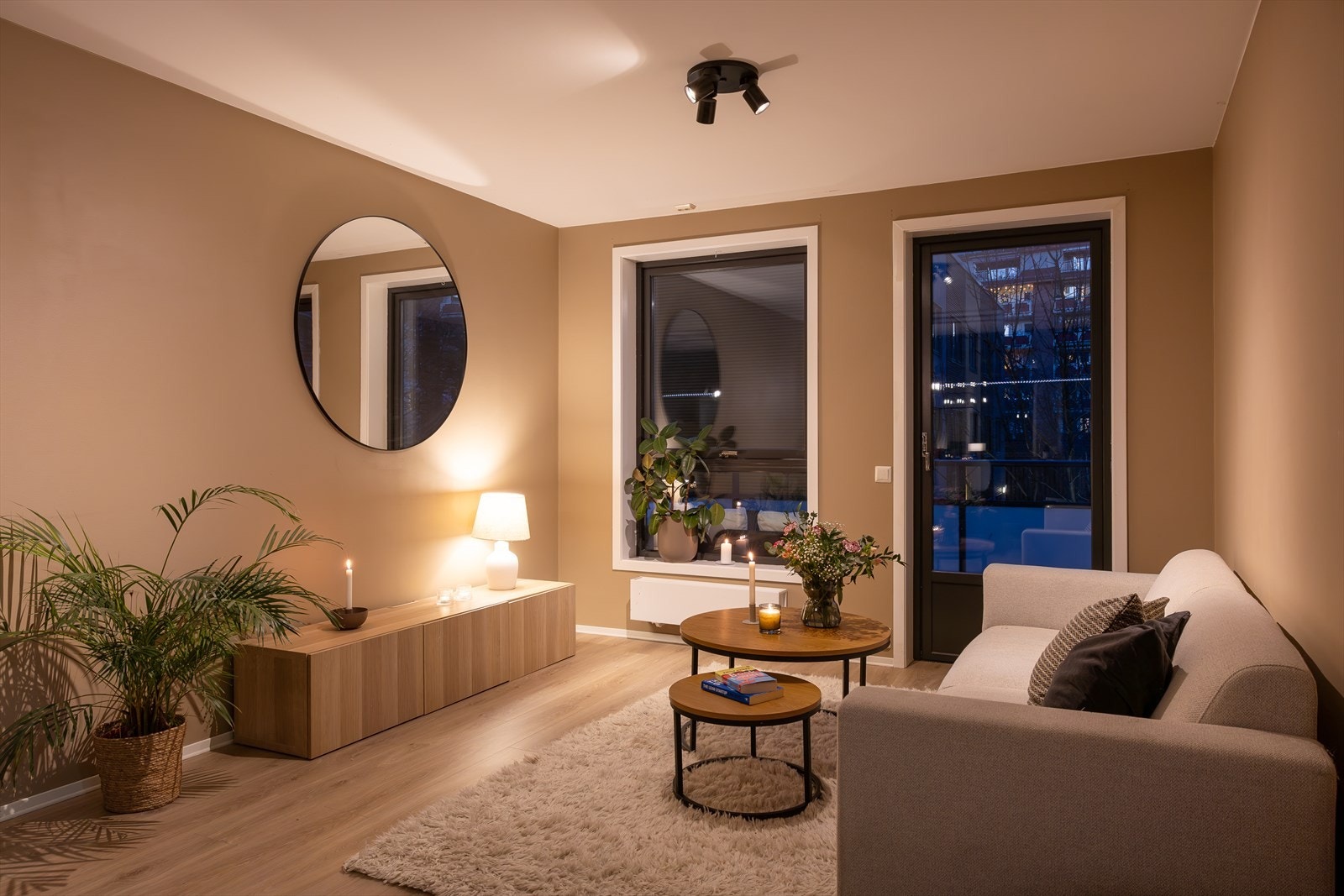 Stuen er av god størrelse og har plass til sofa, i tillegg til at det er en praktisk barløsning ved kjøkkenøyen Galleribilde