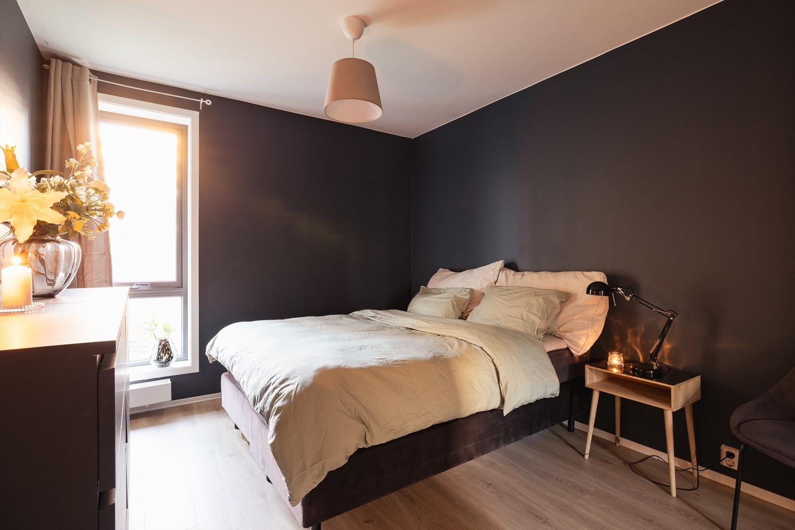 Lunt soverom malt i behagelige, mørke farger Galleribilde