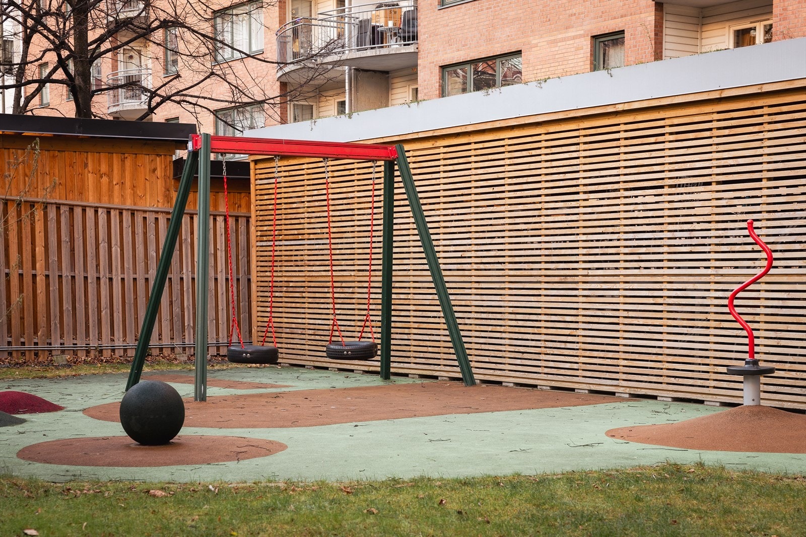 Lekeplass og felles sykkelbod Galleribilde