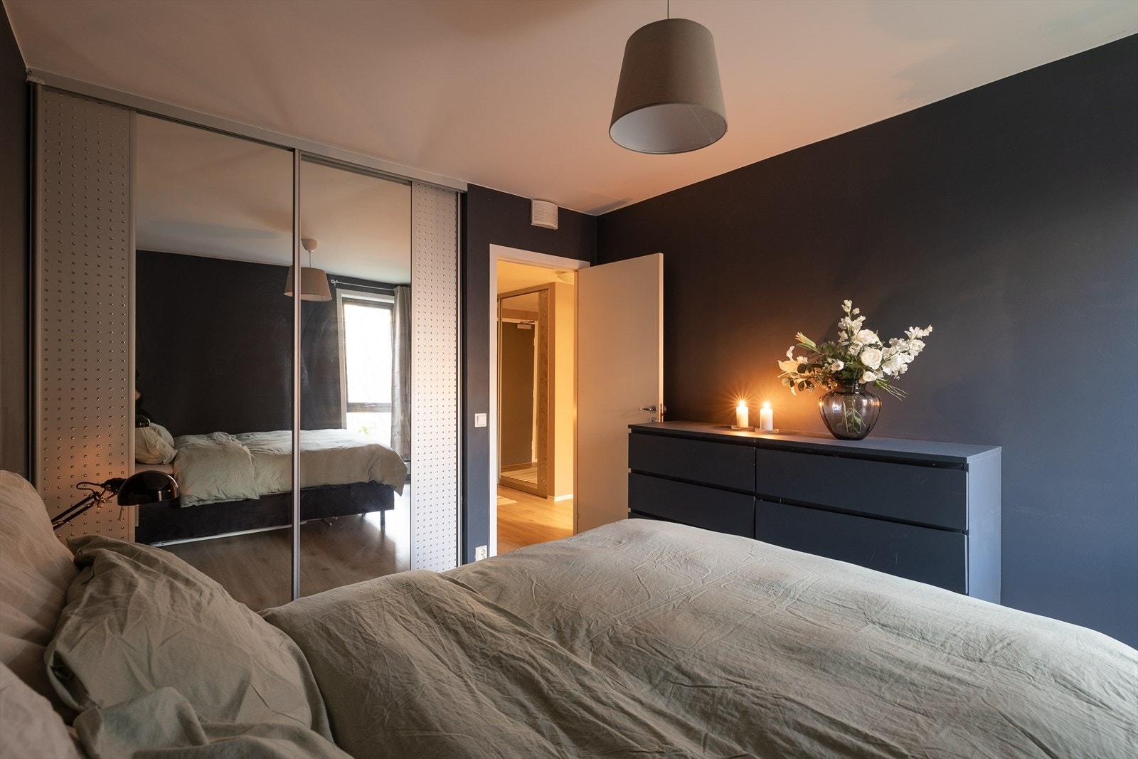 God plass til klesoppbevaring i medfølgende skyvedørsgarderobe Galleribilde